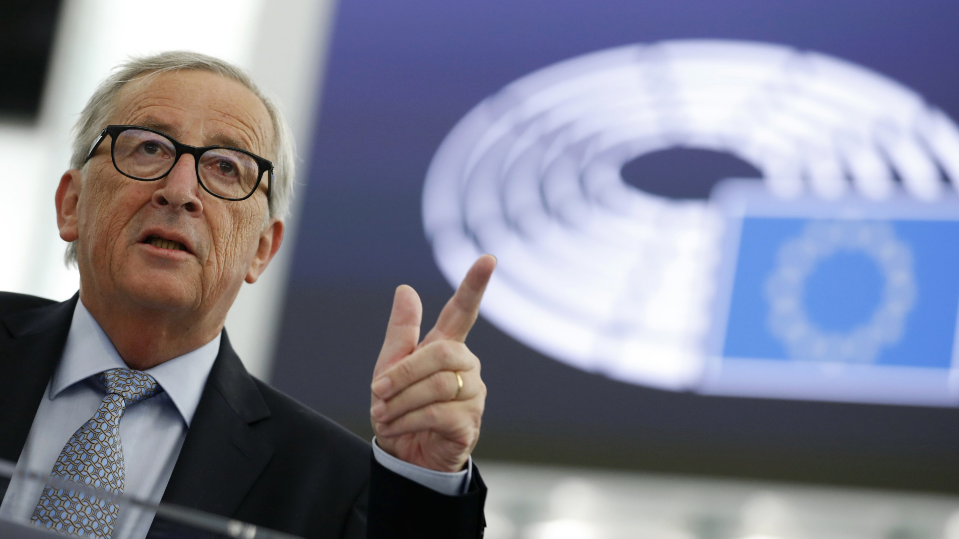 Jean-Claude Juncker spricht im Europäischen Parlament.
