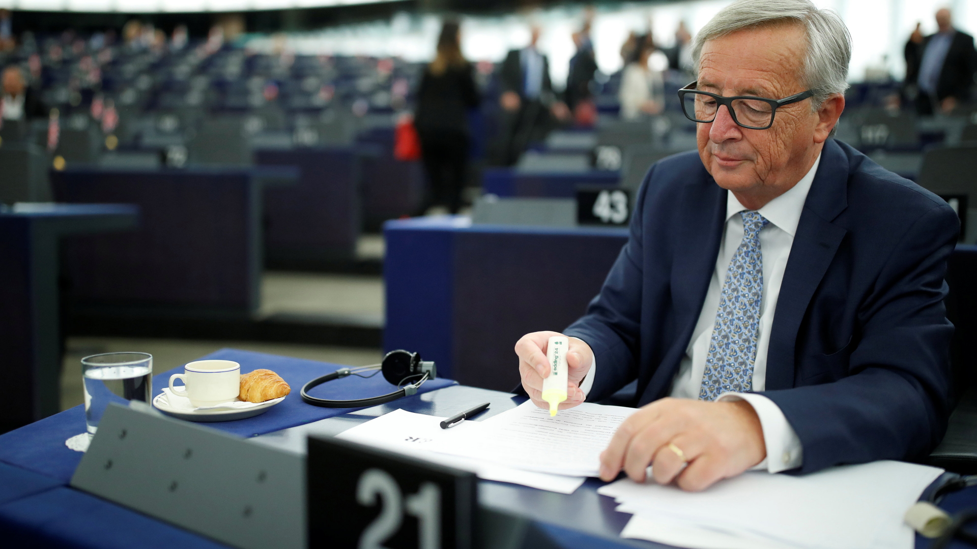 Jean-Claude Juncker markiert im EU-Parlament Passagen in seiner Rede