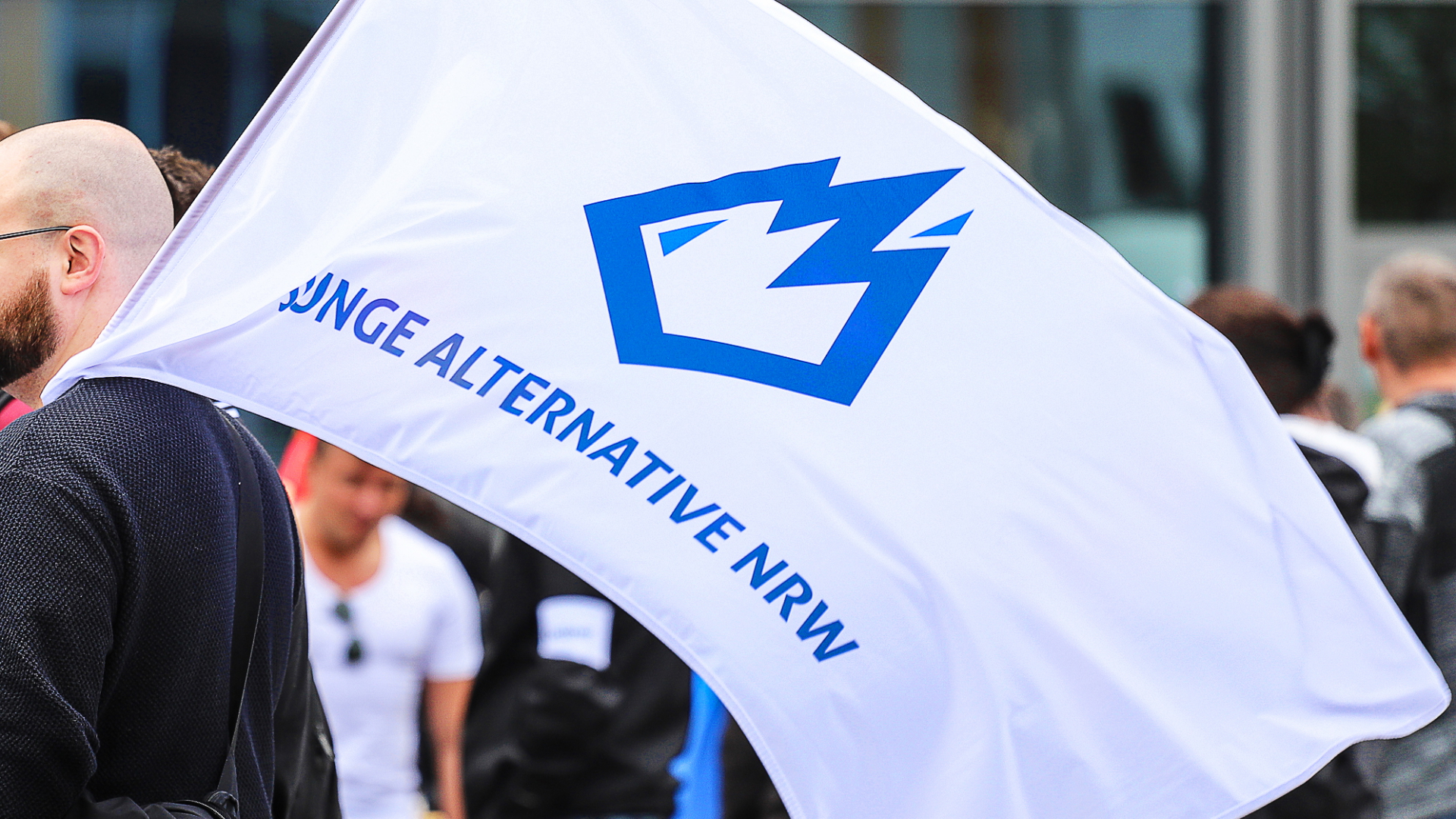 Fahne der Jungen Alternative auf einer Wahlkampfkundgebung in Dortmund