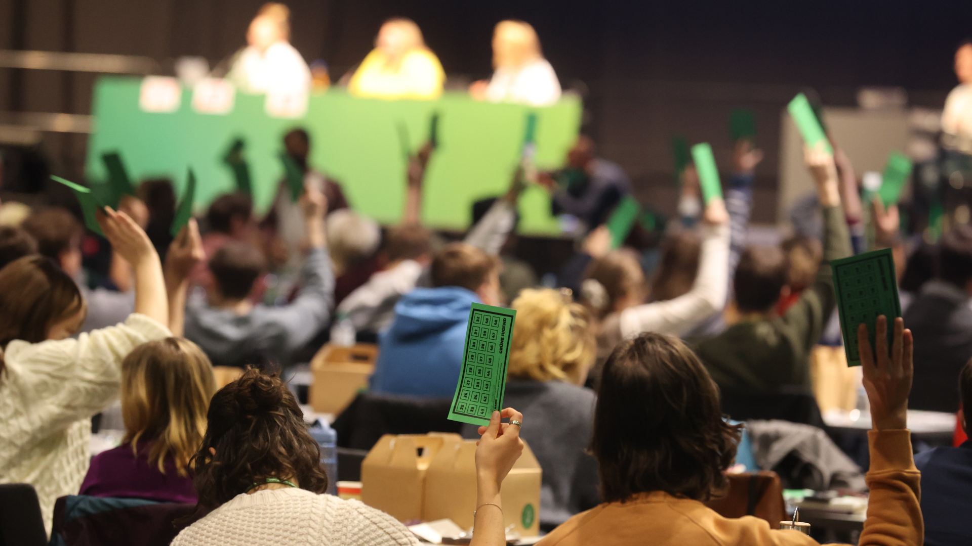 Delegierte stimmen beim 55. Bundeskongress der Grünen Jugend in Erfurt über einen Antrag ab. | dpa