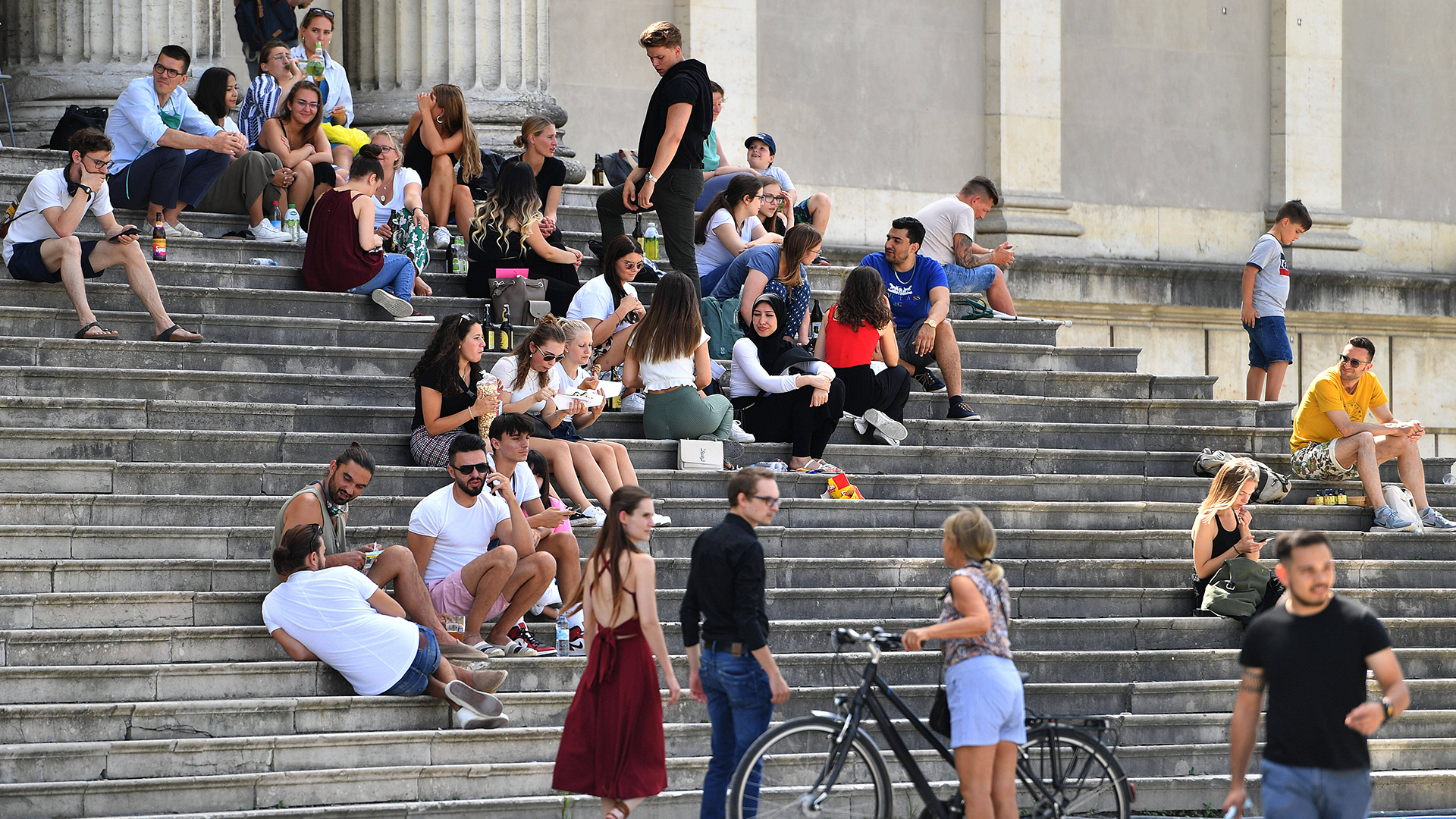 Junge Menschen auf einer Treppe | imago images 102754755