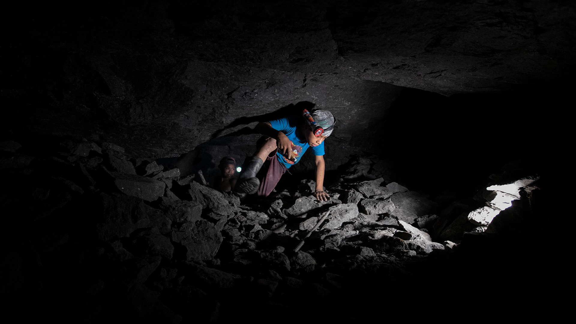 Ein 11-jähriger Junge arbeitet in einer Bernsteinmine im Bundesstaat Chiapas.