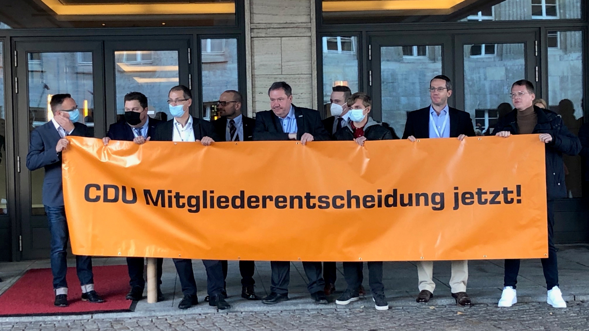 Mitglieder der Jungen Union halten ein Transparat mit der Forderung: "CDU Mitgliederentscheidung jetzt!" | dpa
