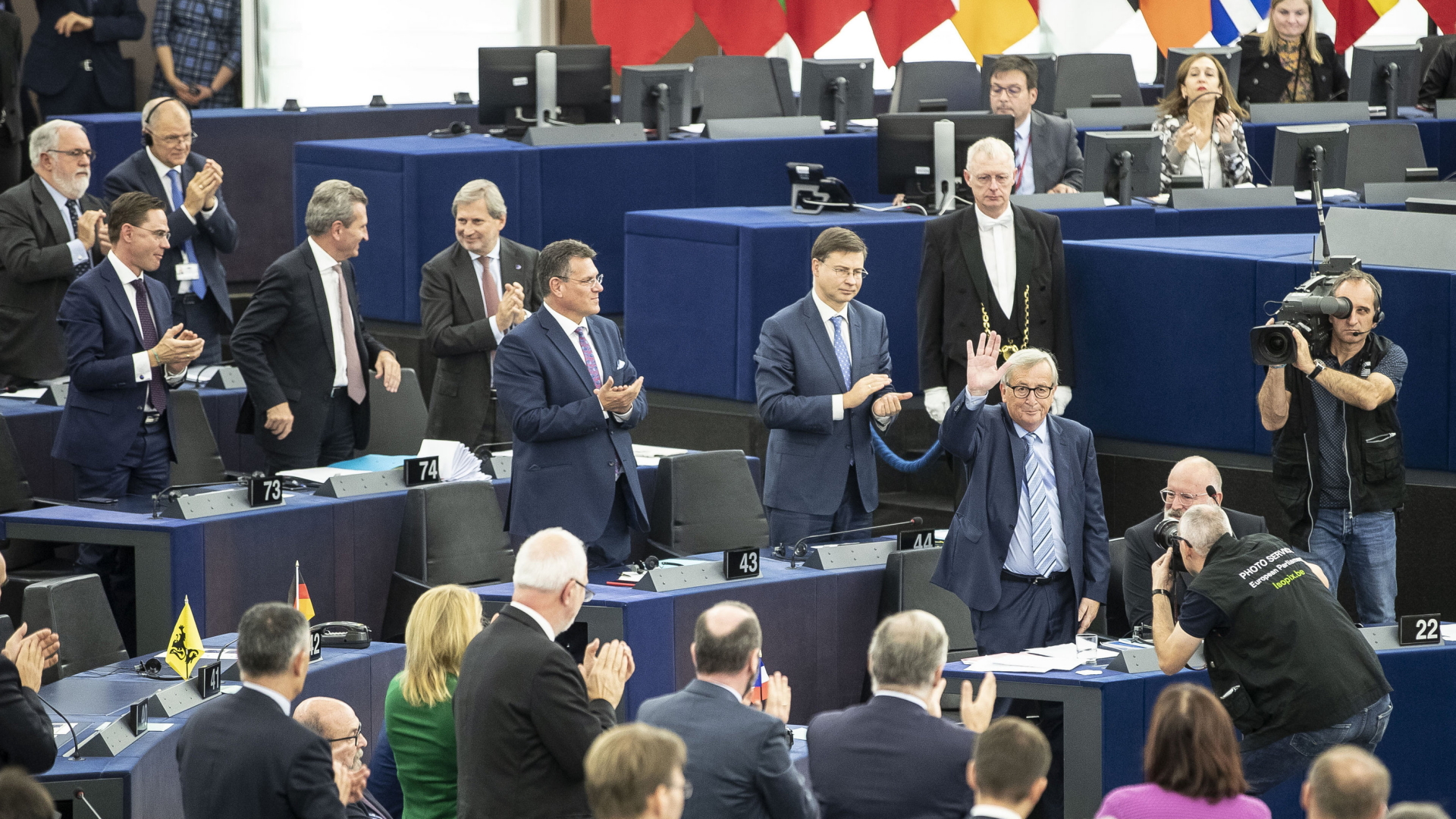 Beifall für den scheidenden Kommissionspräsidenten Jean-Claude Juncker nach seiner Abschiedsrede im EU-Parlament in Straßburg. | AP
