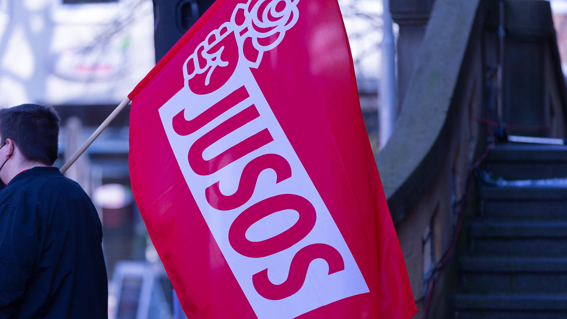 Eine Flagge mit dem Logo der Jusos.
