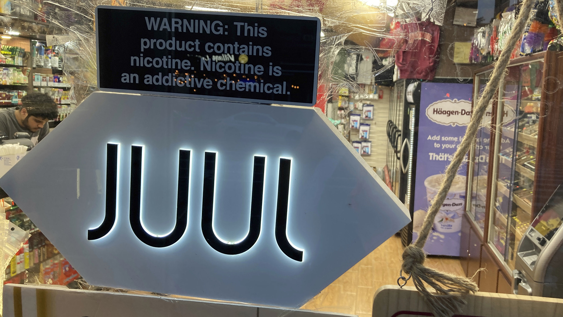 In einem Geschäft ist ein Leuchtschild der Marke "JUUL" zu sehen. | AP