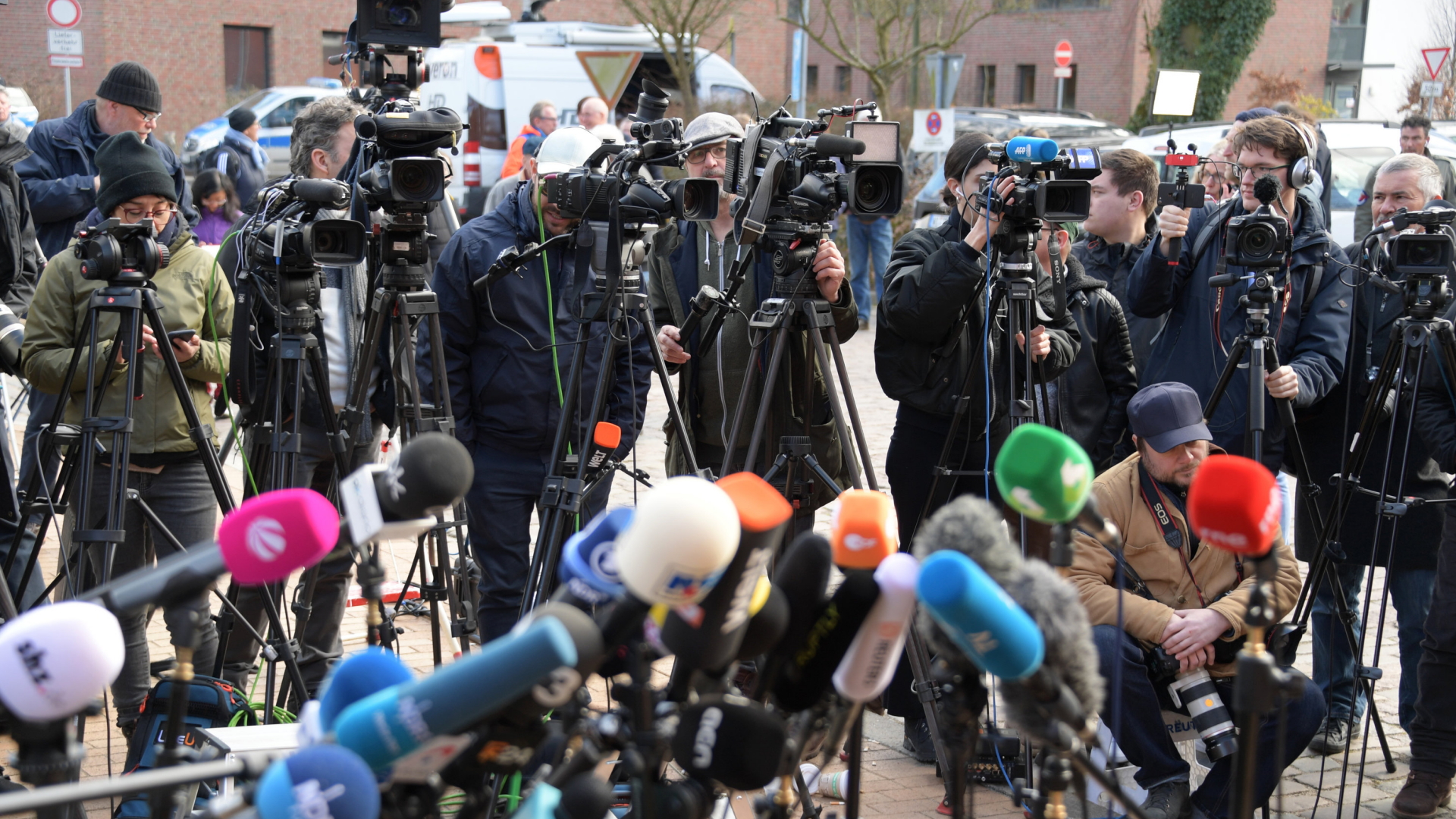 Journalisten warten vor der JVA Neumünster auf die Freilassung von Puigdemont.  | dpa