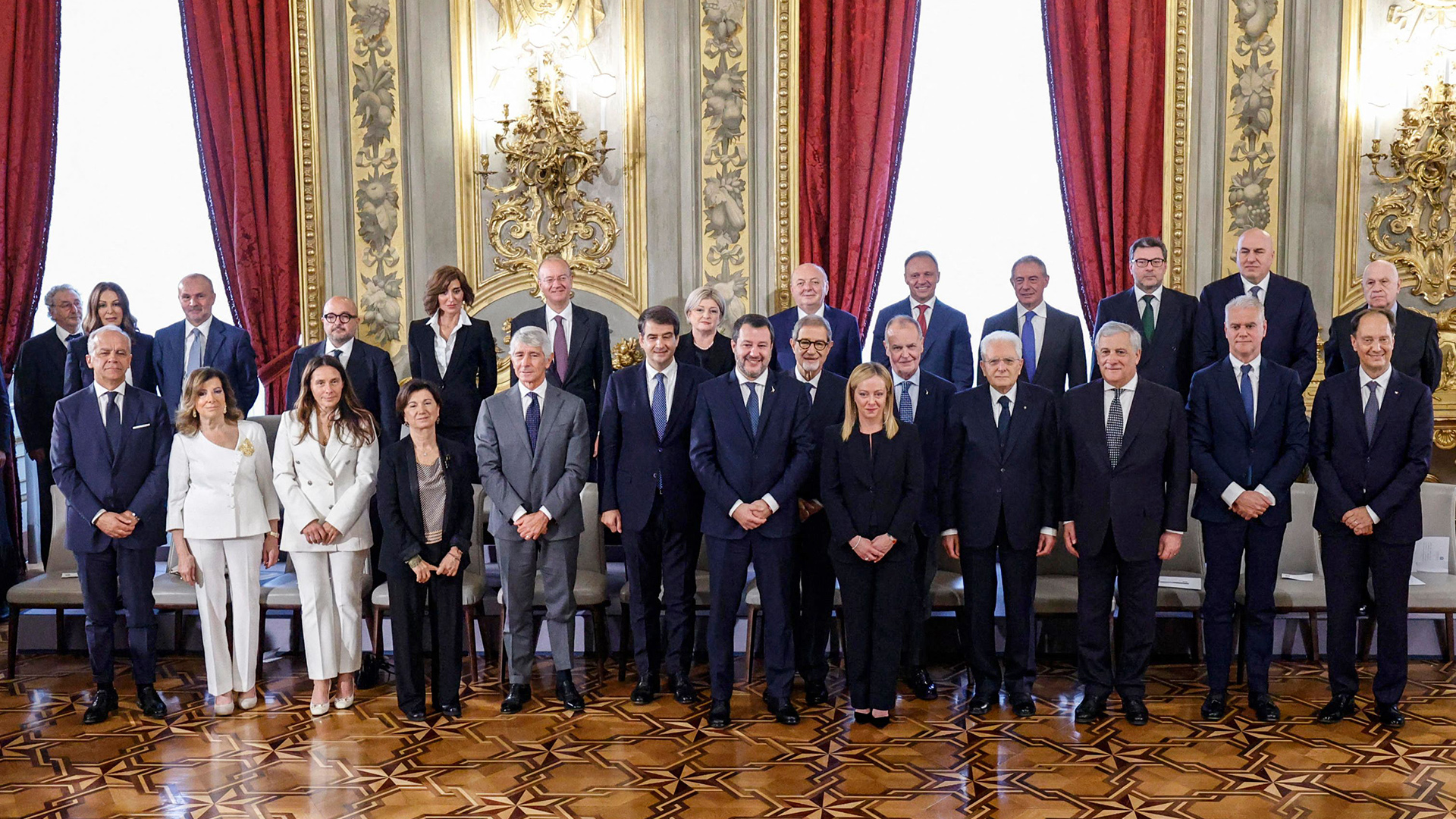 Italiens Staatspräsident Sergio Mattarella (4.v.r.) und Ministerpräsidentin Giorgia Meloni (5.v.r.) mit Mitgliedern des neuen Kabinetts im Quirinalspalast in Rom | AFP