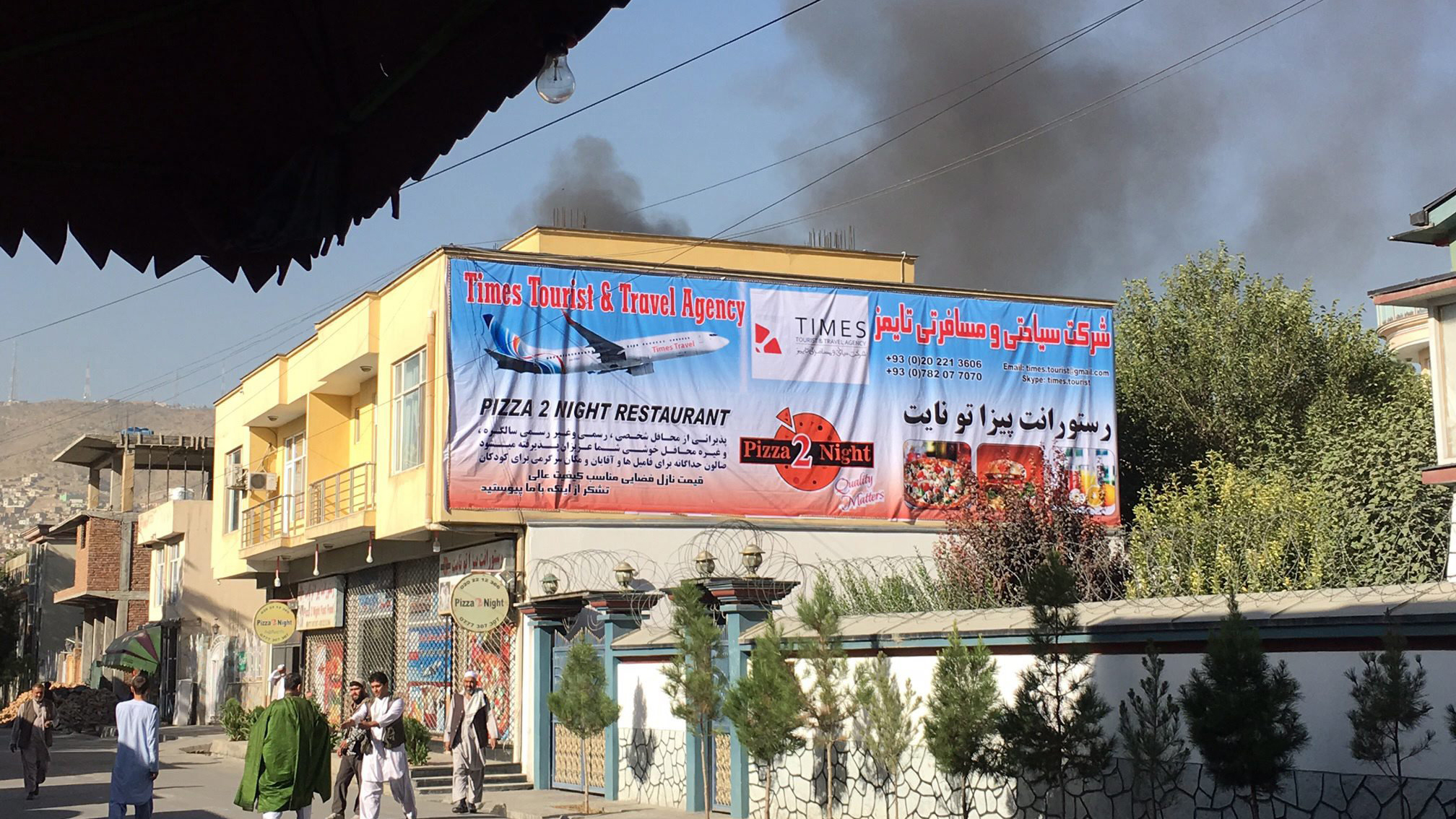 Rauch steigt über einem Haus in Afghanistan auf | dpa