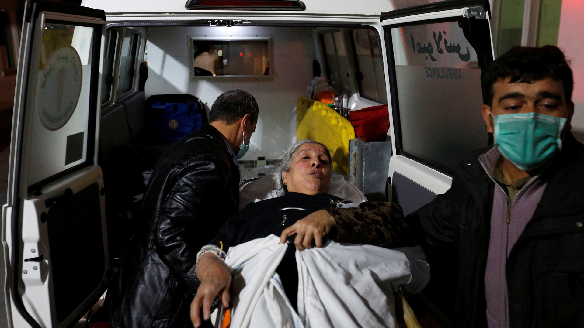 Eine Verletzte wir in einen Krankenwagen gebracht | REUTERS