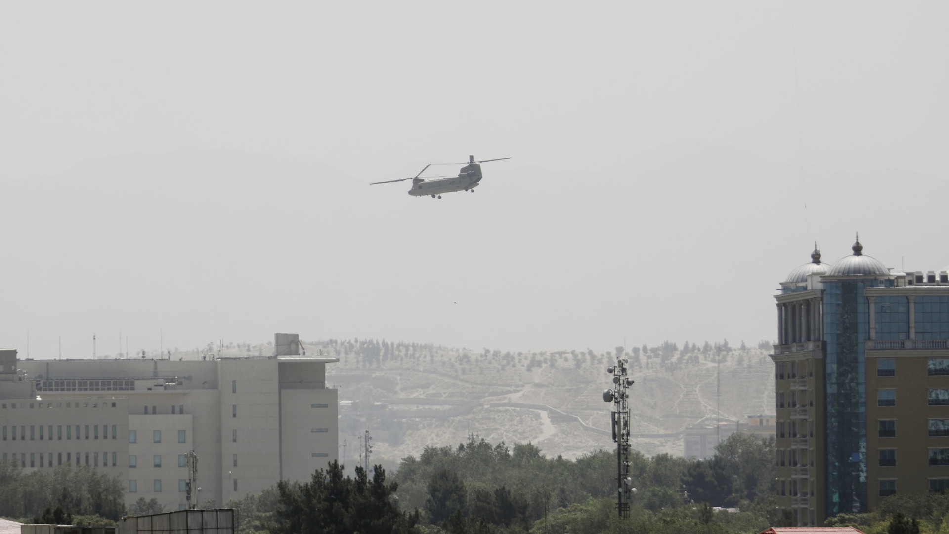 Ein Helikopter der US-Armee fliegt nahe der US-amerikanischen Botschaft in Kabul.