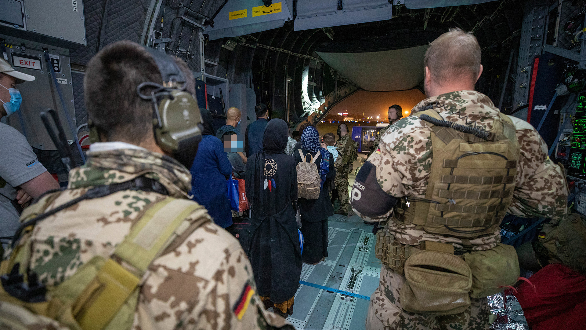 Bundeswehrsoldaten und Zivilisten am Flughafen Kabul | dpa