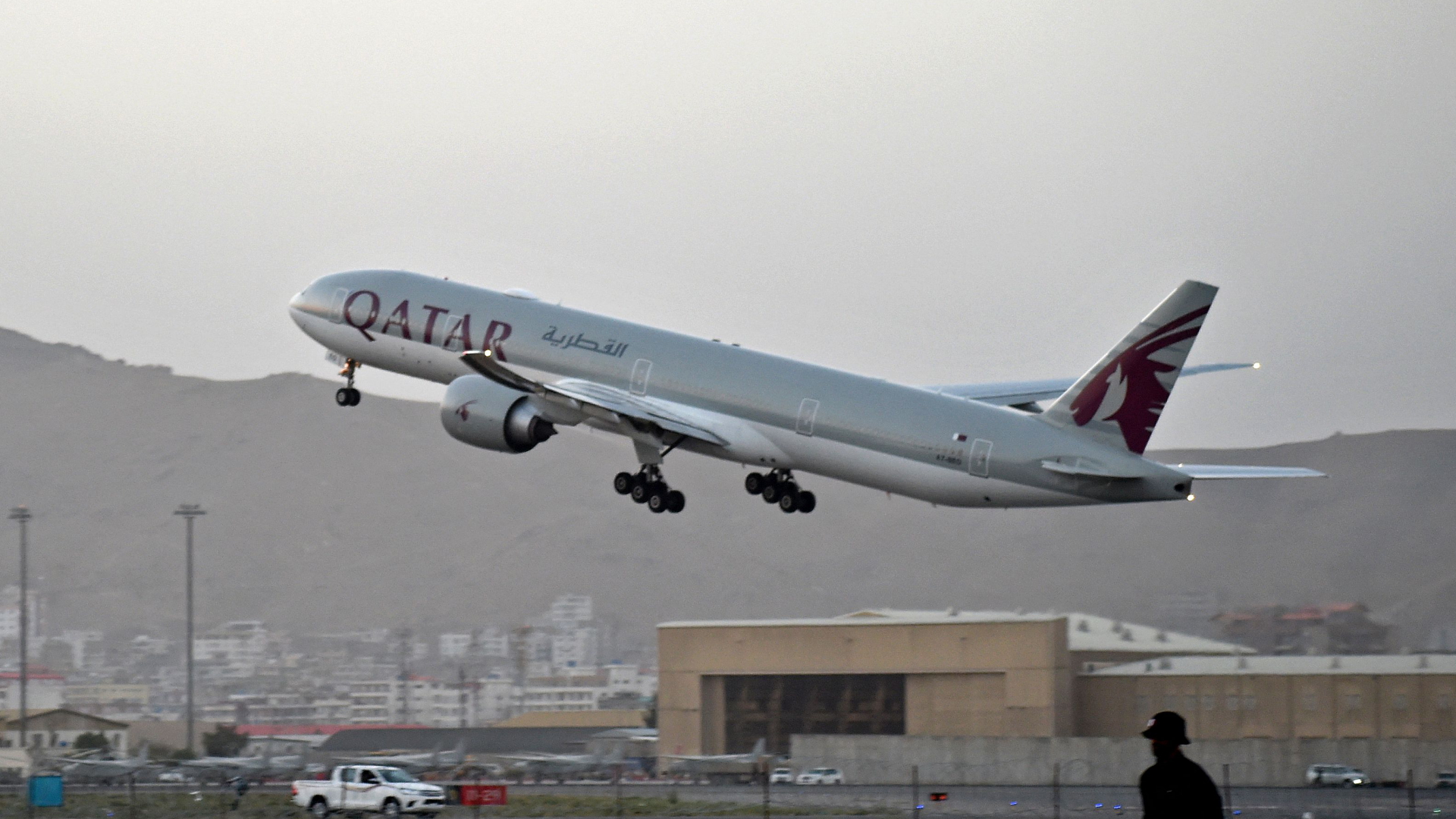 Ein Flugzeug der Linie Qatar Airways hebt vom Flughafen Kabul ab | AFP