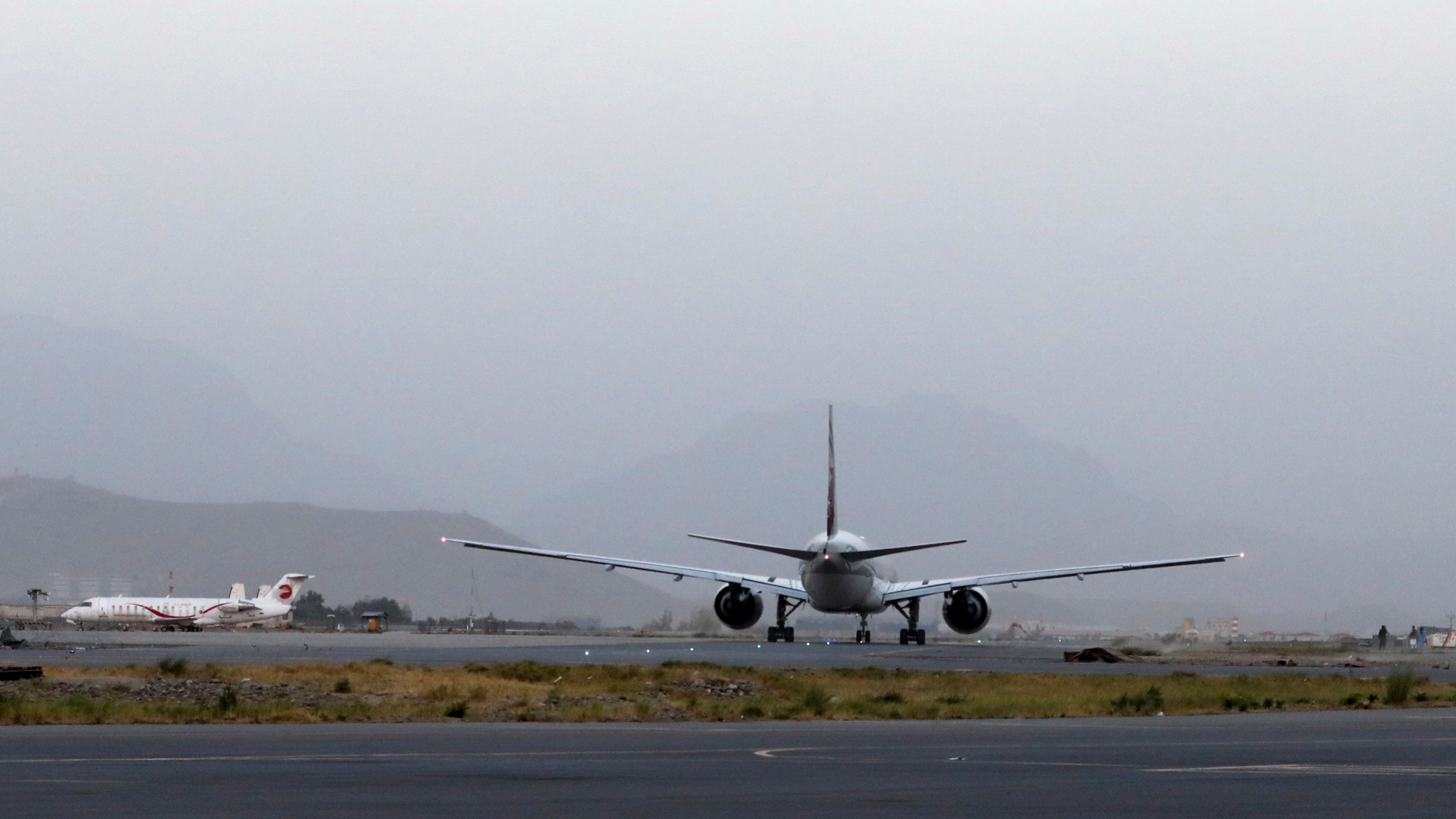 Ein Flugzeug der Linie Qatar Airways hebt vom Flughafen Kabul ab | via REUTERS