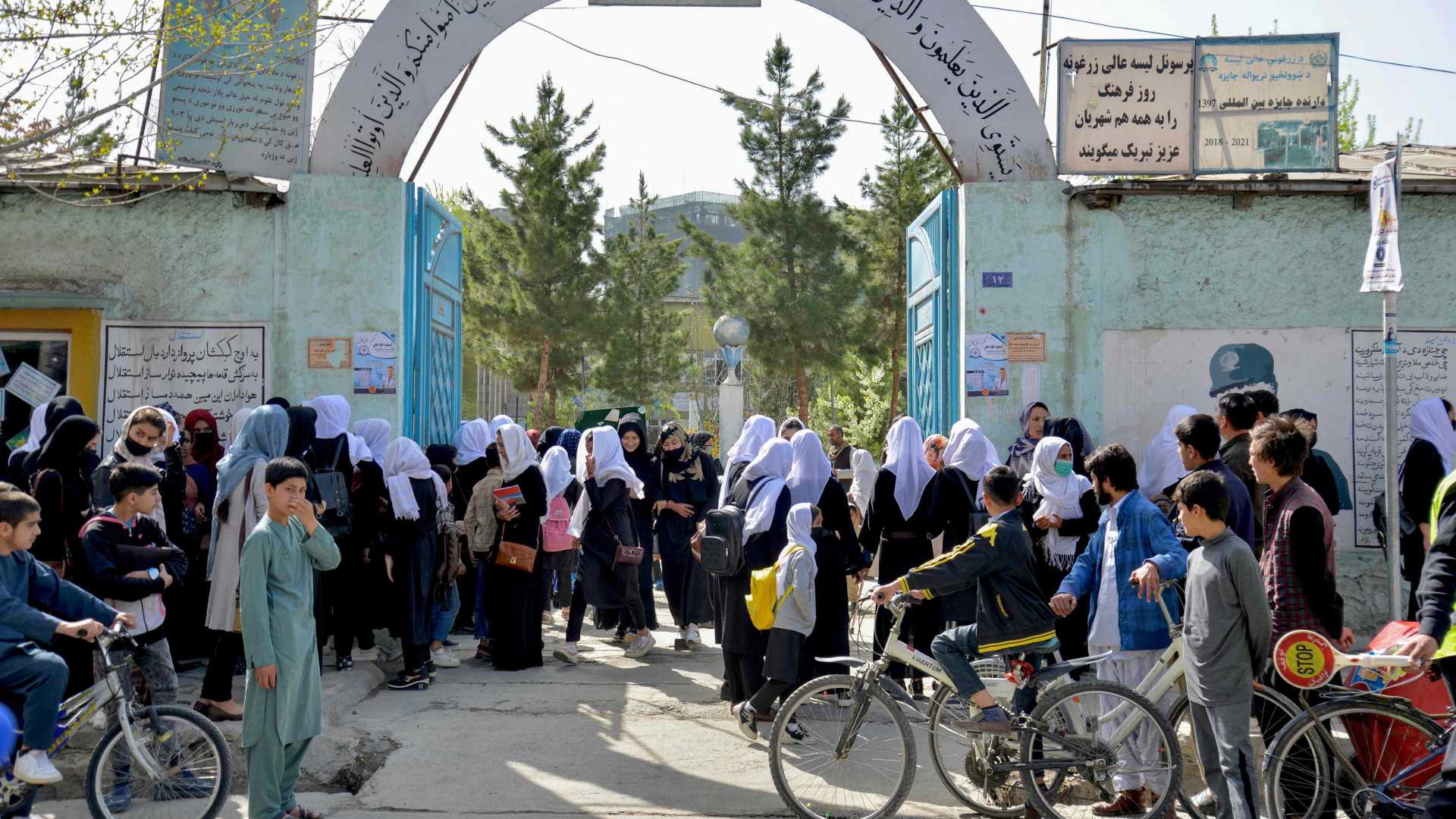 Mädchen verlassen eine Schule in Kabul.