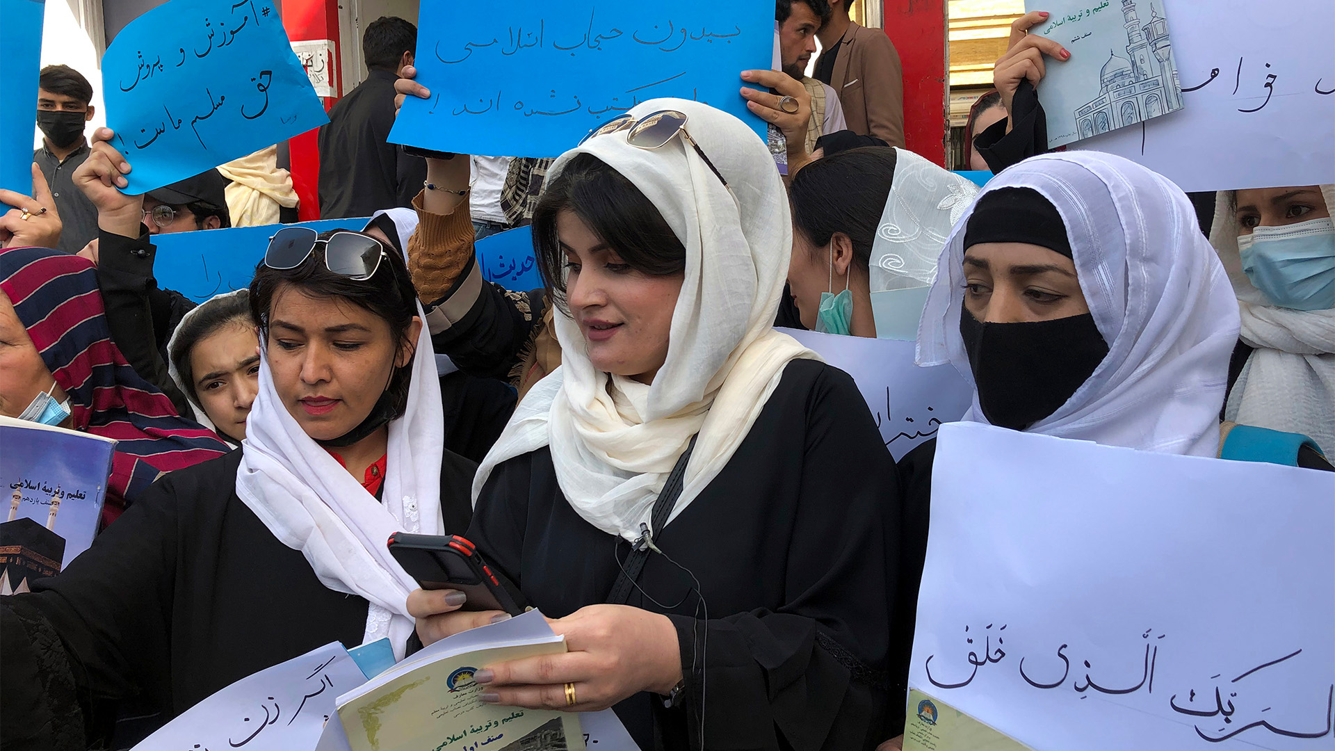 Frauen demonstrieren in Kabul. | dpa