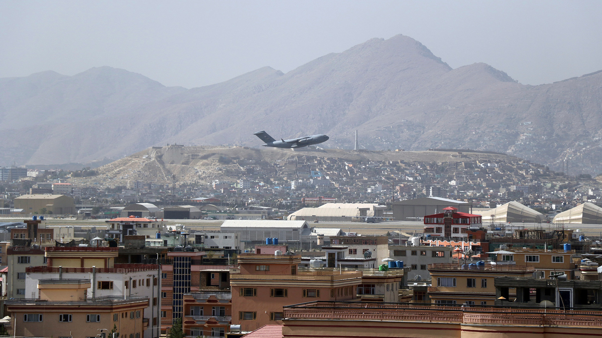 Ein US-Militärflugzeug startet auf dem internationalen Flughafen Hamid Karzai in Kabul, Afghanistan. | AP