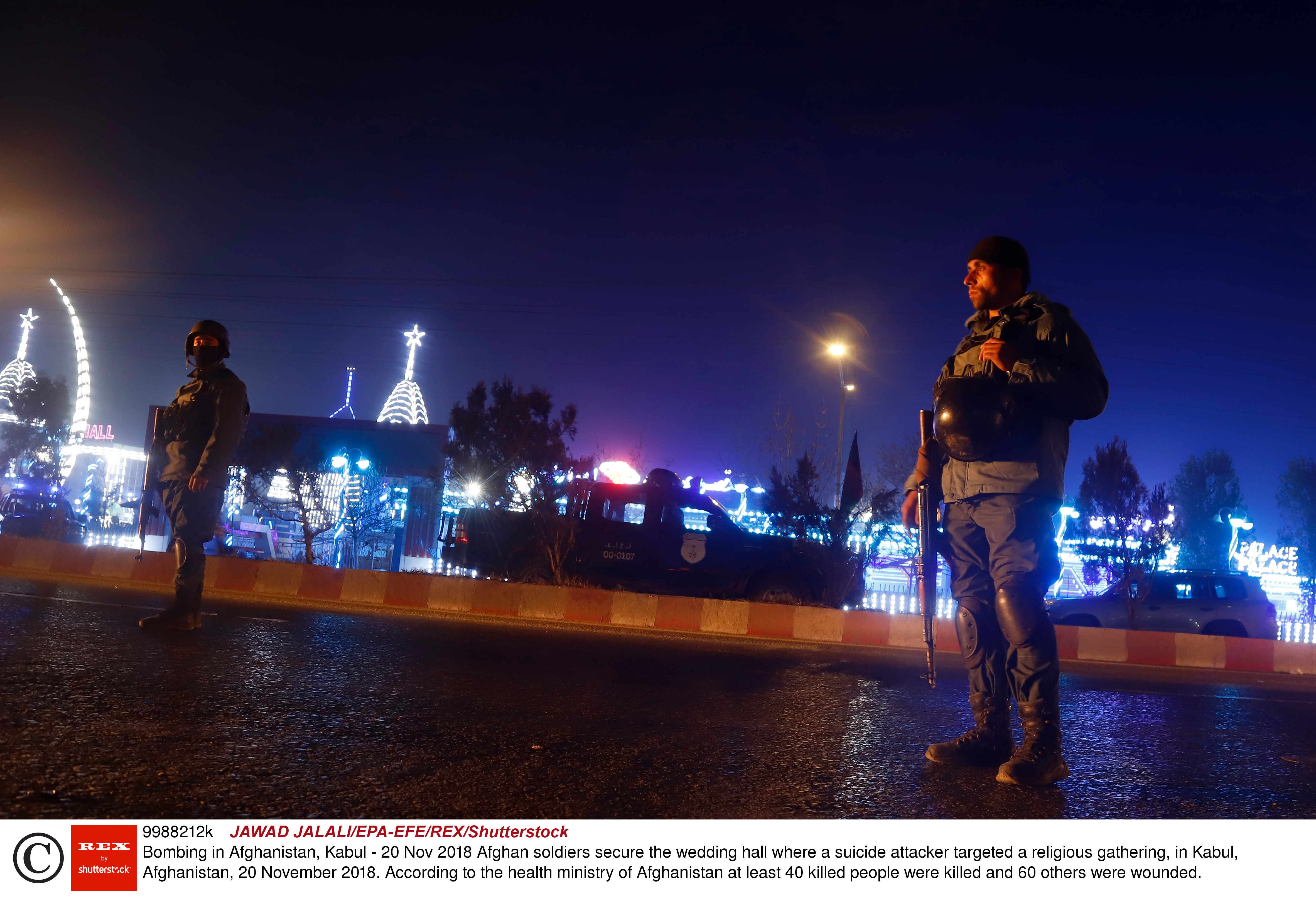 Soldaten sichern den Anschlagsort vor einer Hochzeitshalle in Kabul | Bildquelle: JAWAD JALALI/EPA-EFE/REX/Shutter