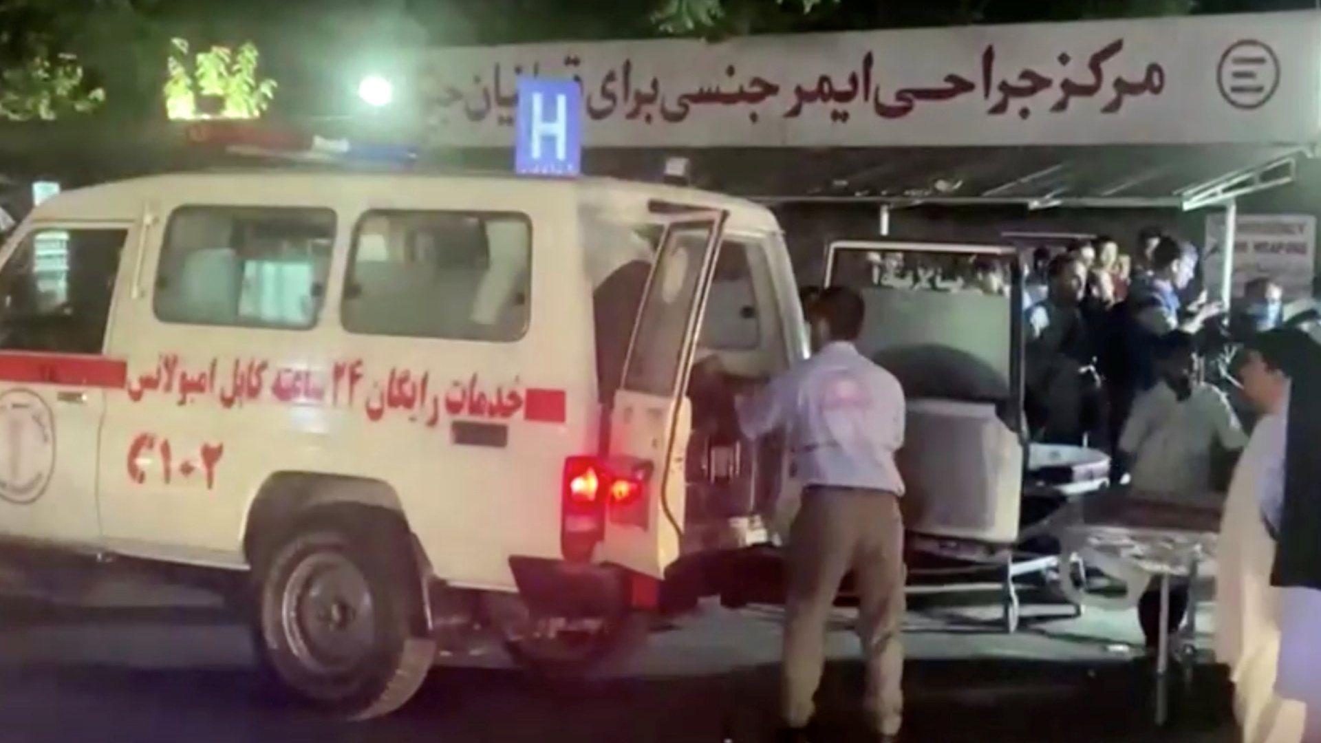 Eine Liege wird aus einen Krankenwagen in Kabul geschoben. | REUTERS