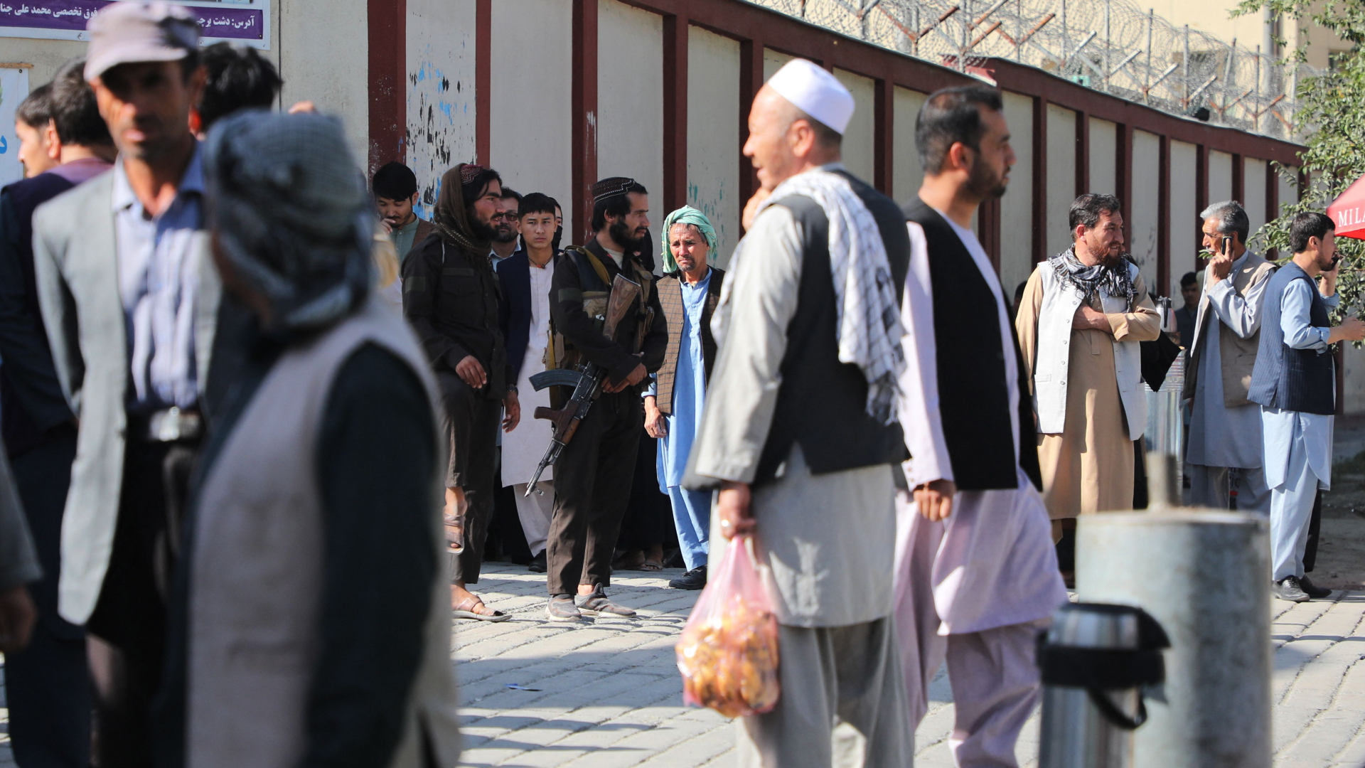 Nach einem Anschlag in Kabul stehen Menschen vor einem Krankenhaus. | AFP
