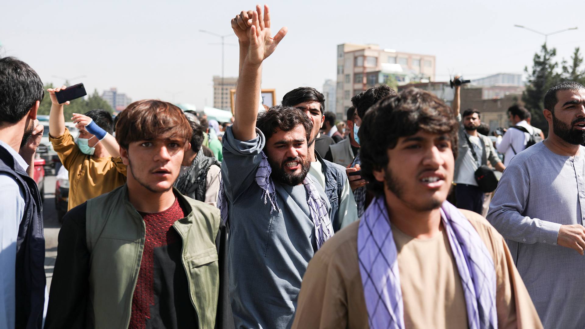 Ein afghanischer Mann hebt während der Anti-Pakistan-Proteste in Kabul seinen Arm.