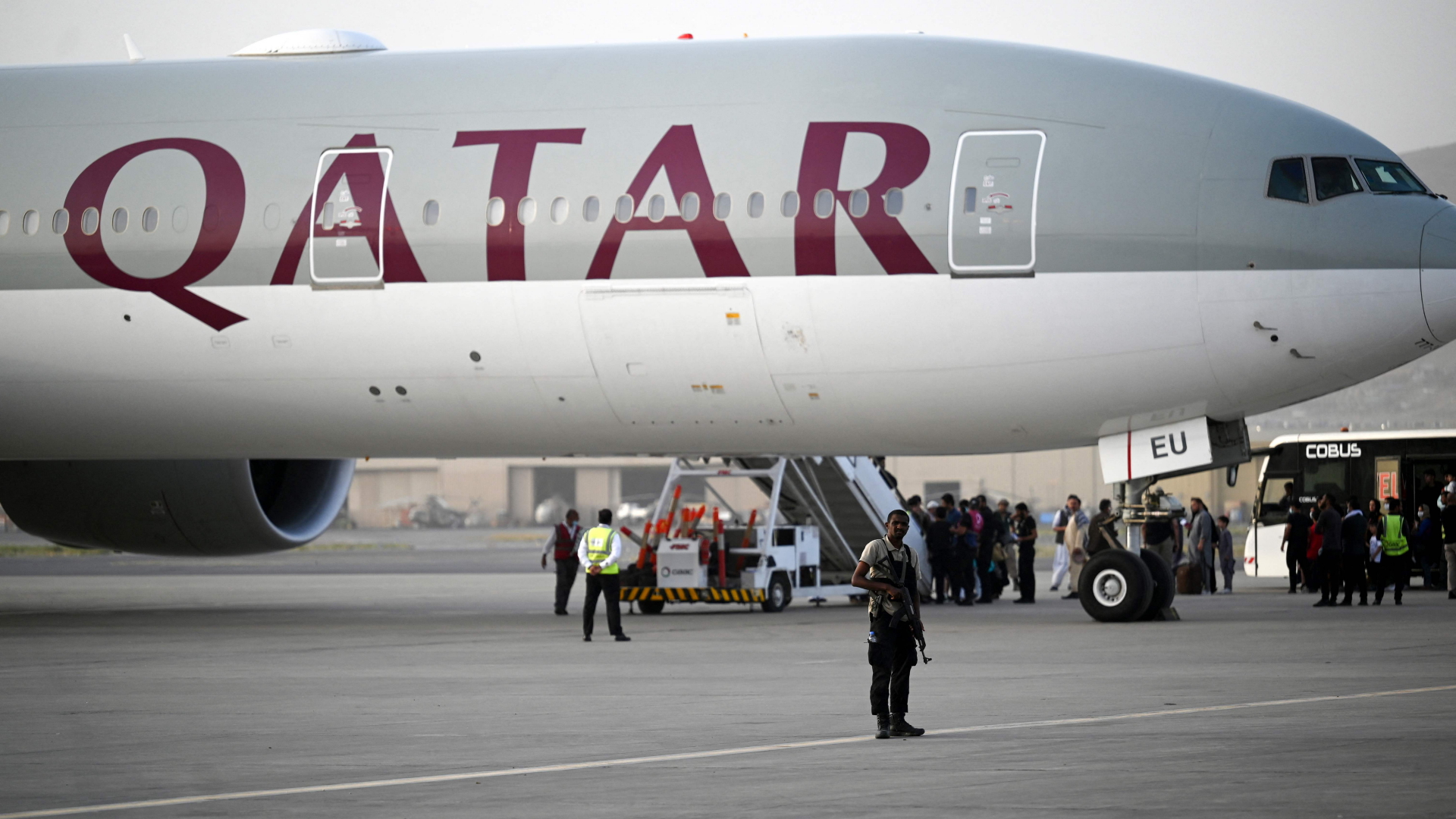 Passagiere betreten ein Flugzeug der Gesellschaft Qatar Airways am Flughafen Kabul | null