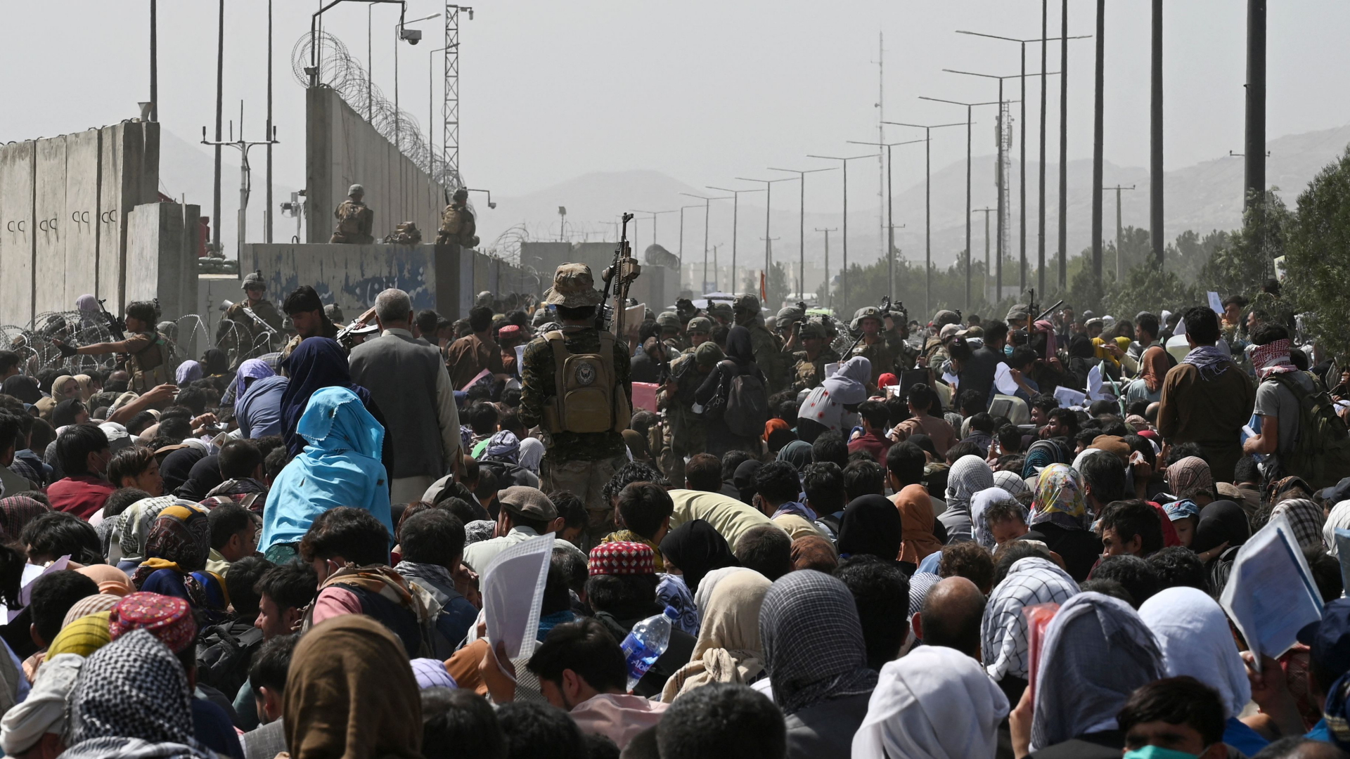 Tausende harren vor dem Flughafen in Kabul aus 
