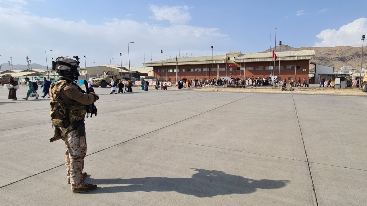 Ein Soldat am Flughafen Kabul