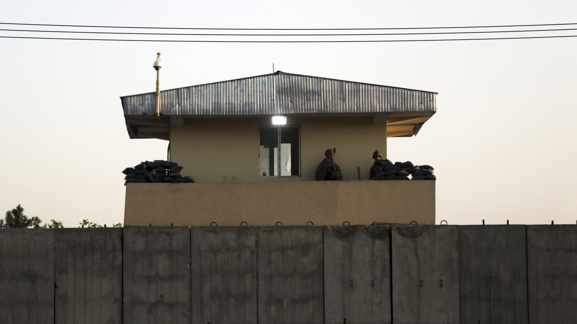 Sicherheitskräfte am Flughafen von Kabul (Archivbild). | AP