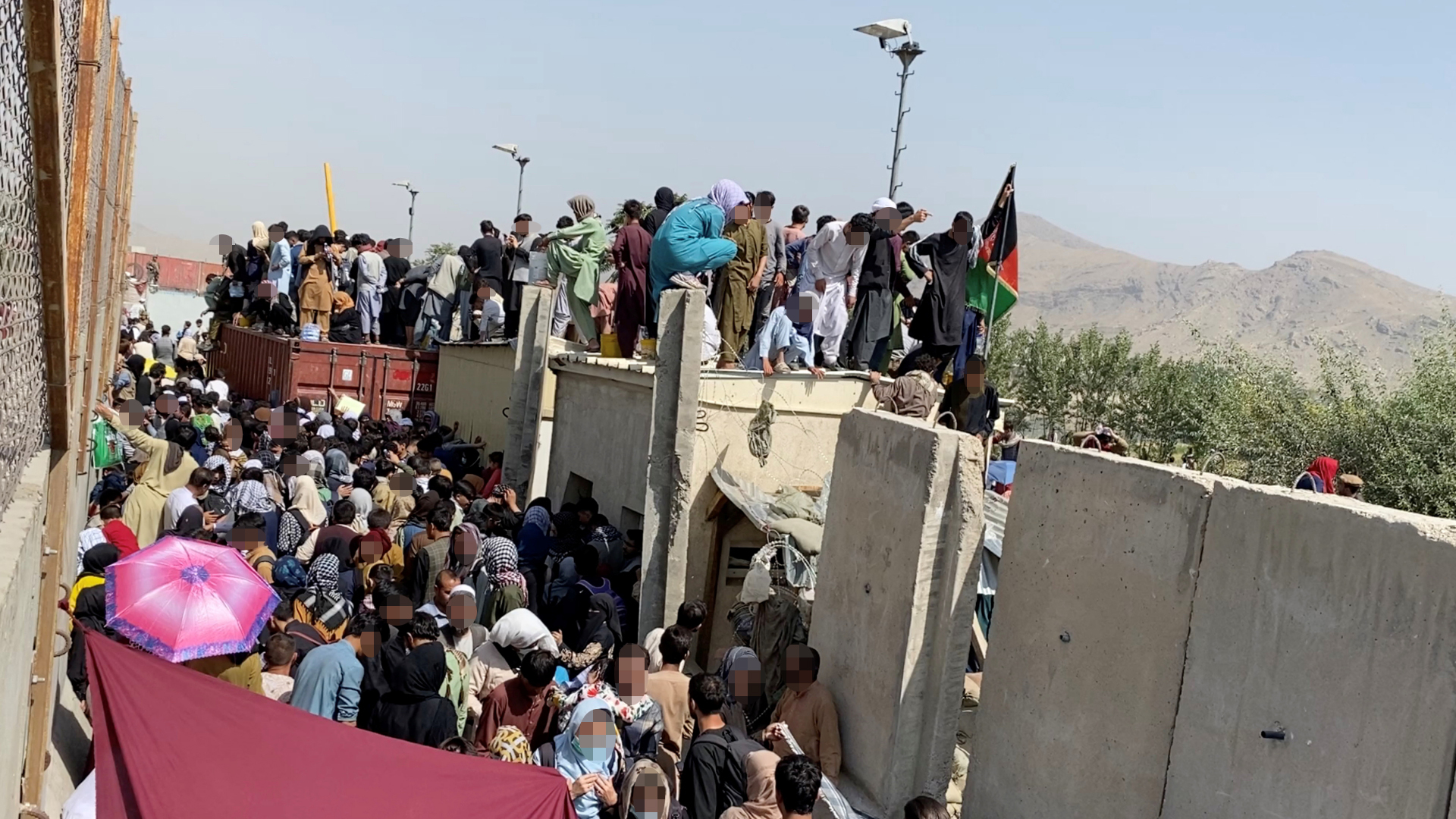 Menschen drängen sich am Flughafen von Kabul.