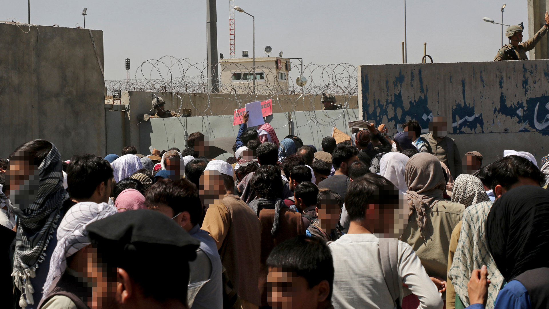 Menschen drängen sich vor dem Flughafen in Kabul. | AP