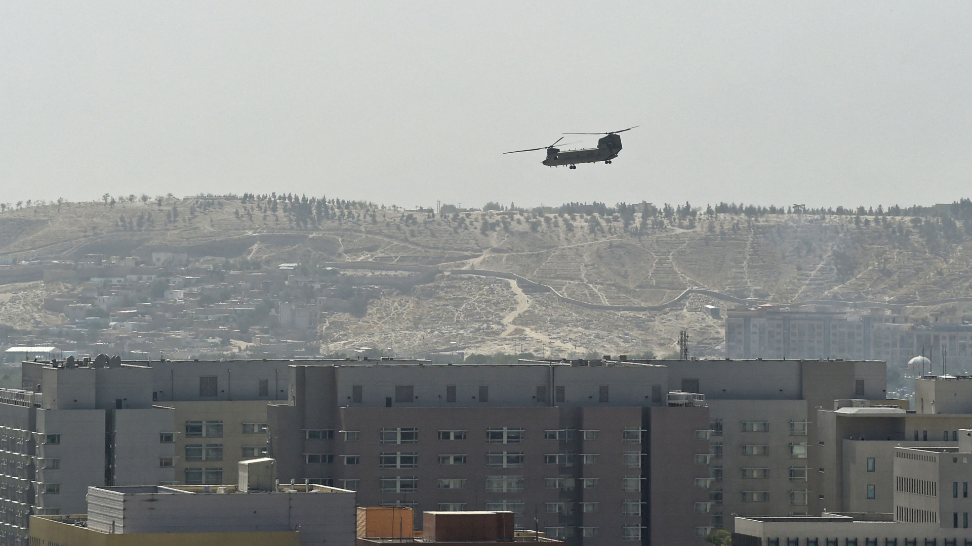 Ein Hubschrauber über der US-Botschaft in Kabul | AFP