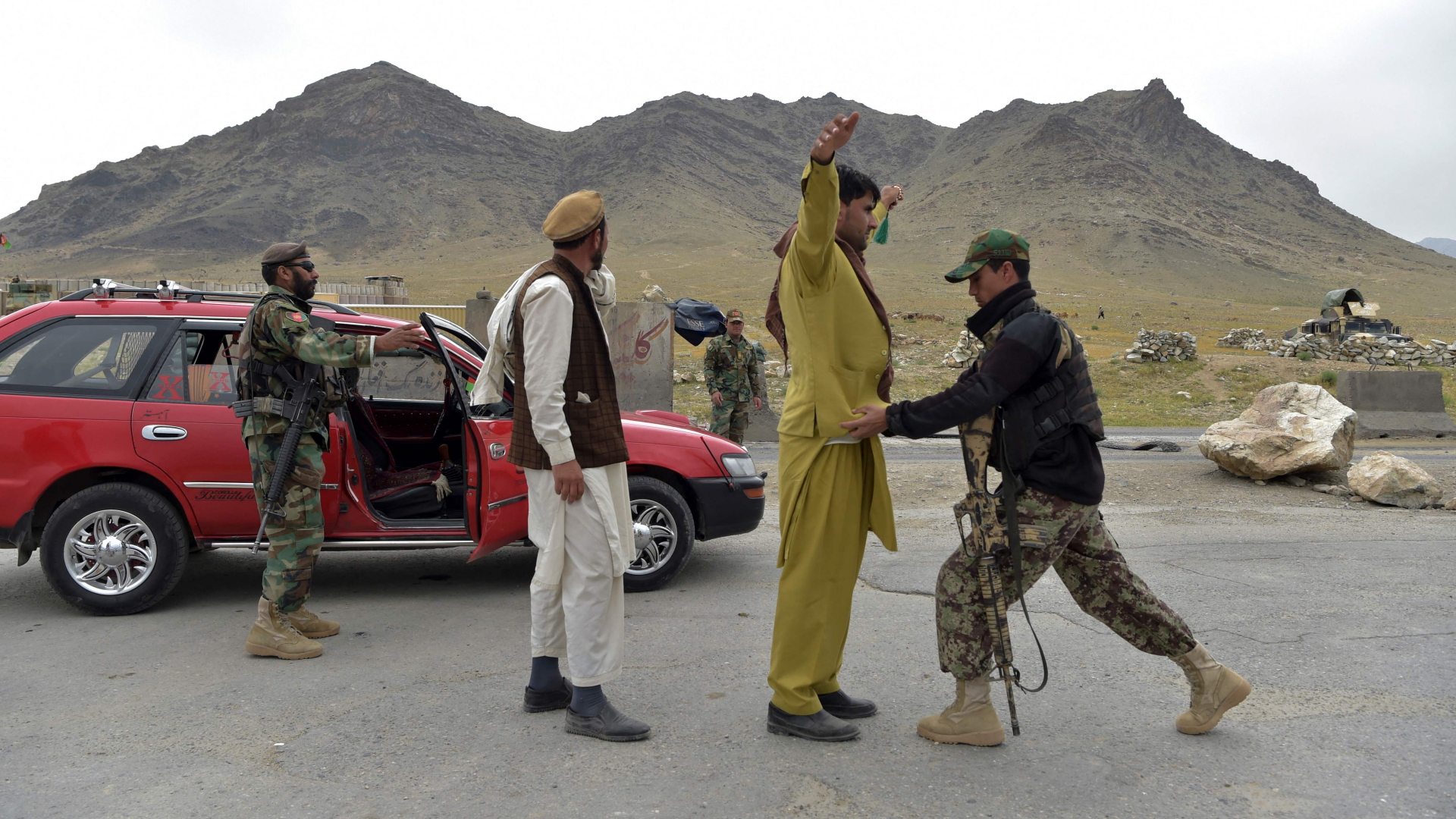 Afghanische Soldaten kontrollieren an einem Checkpoint bei Kabul Durchreisende. | AFP