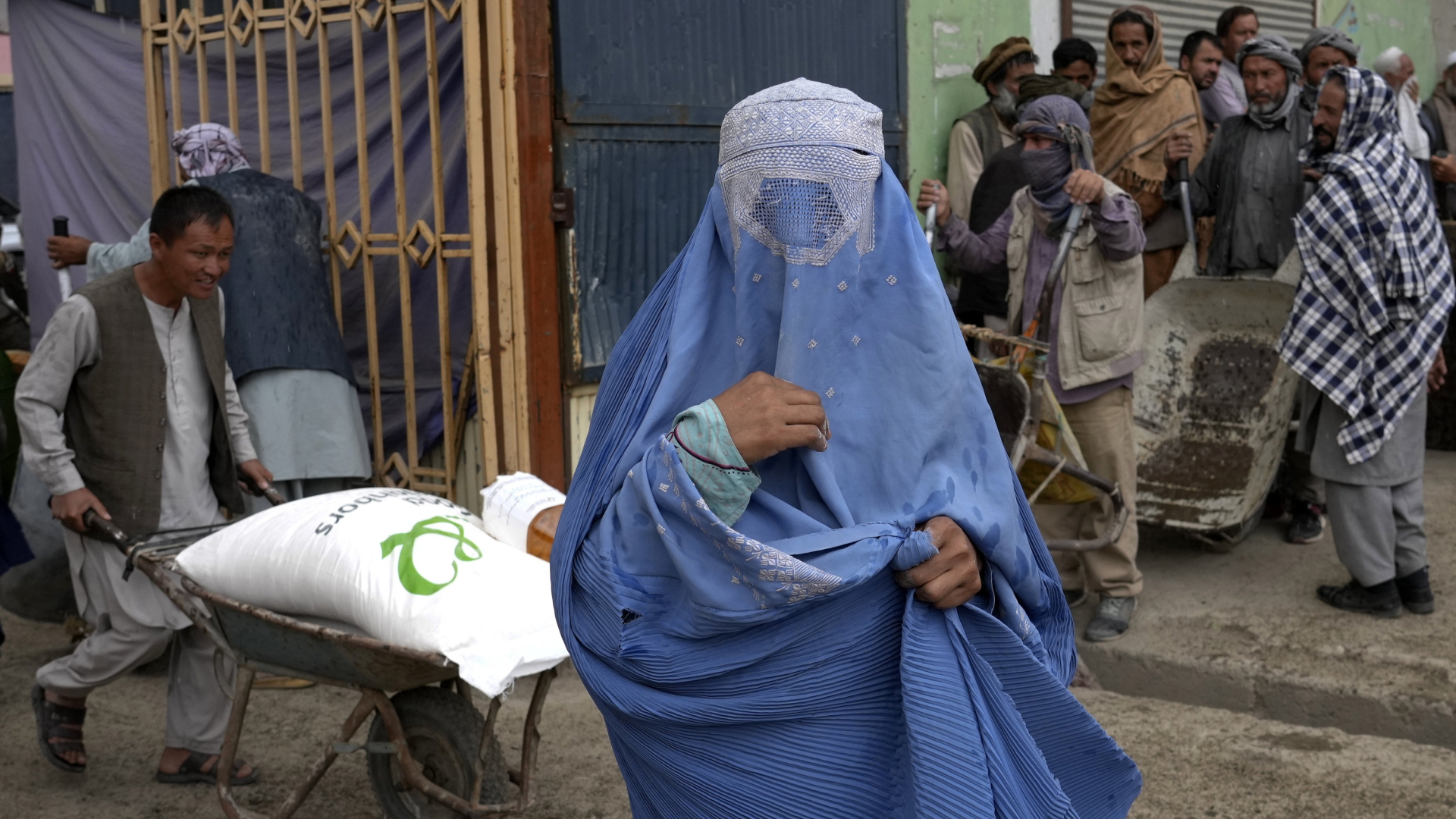 Eine Frau steht in Kabul vor einer Lebensmittelausgabe (Archivbild vom Mai 2022).