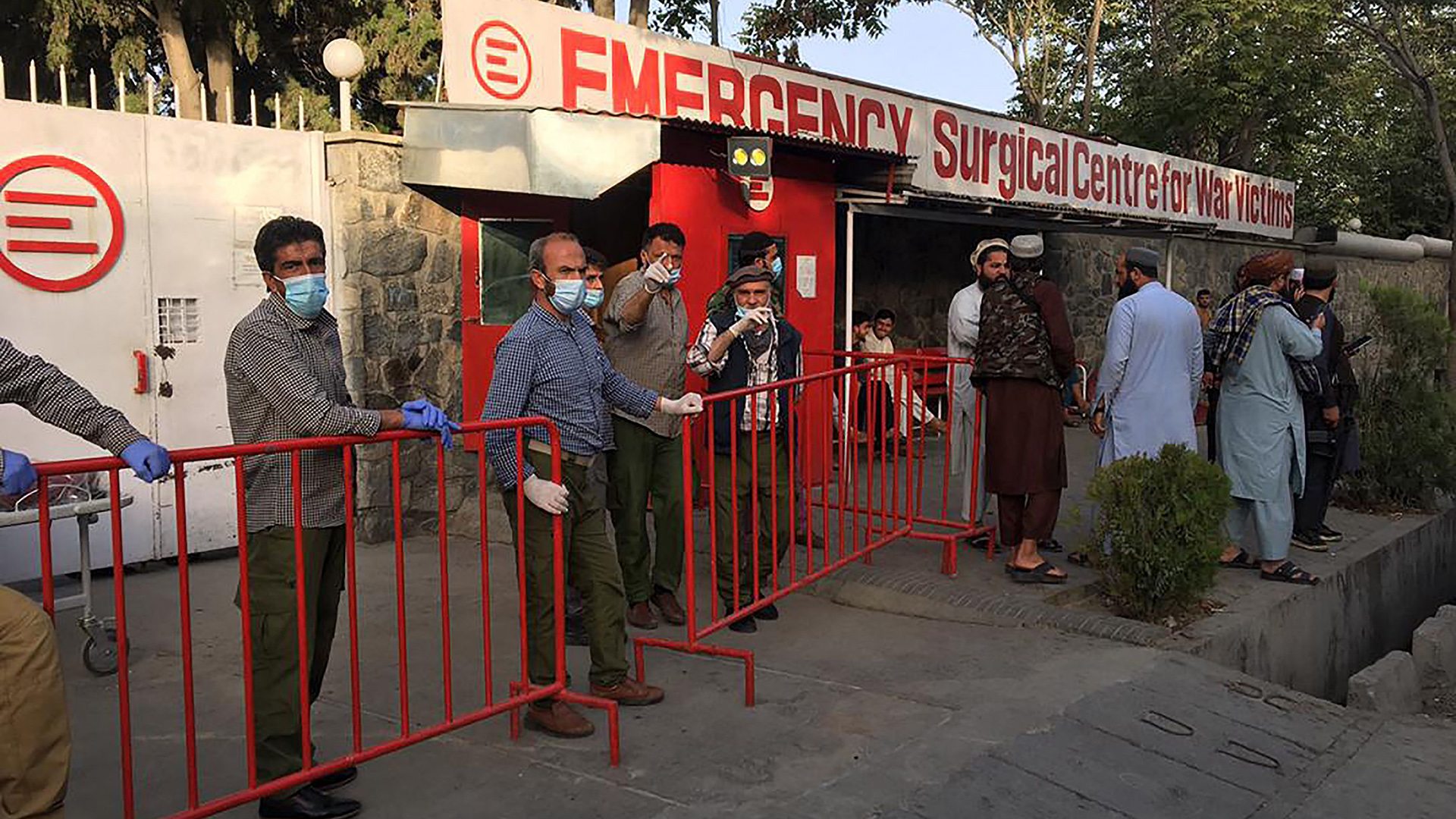 Medizinisches Personal steht am Eingang eines Krankenhauses und wartet darauf, die Opfer einer Explosion in Kabul aufzunehmen. | AFP