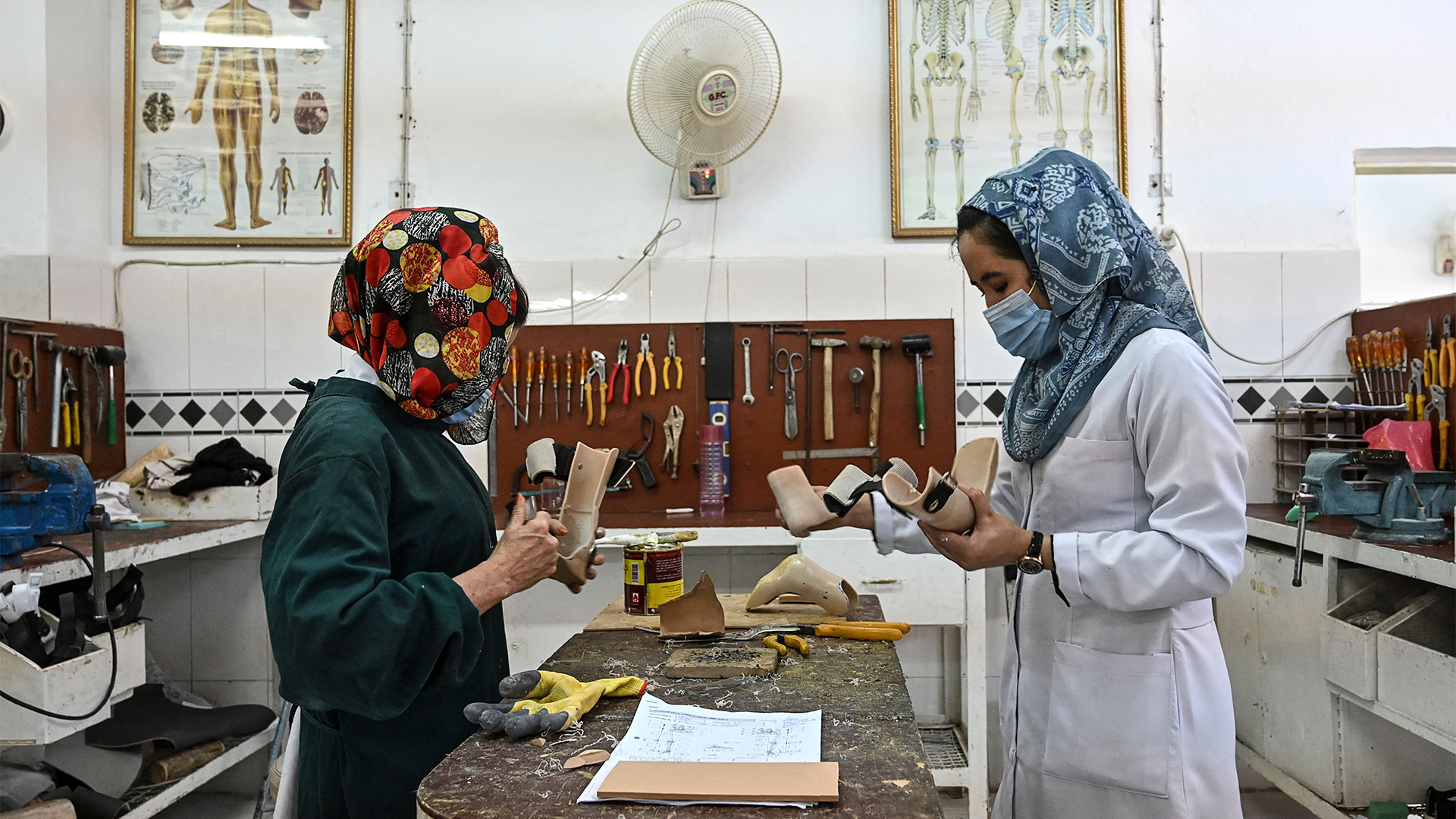 Orthopädietechnikerinnen bei der Arbeit im IKRK-Rehabilitationszentrum in Kabul. 