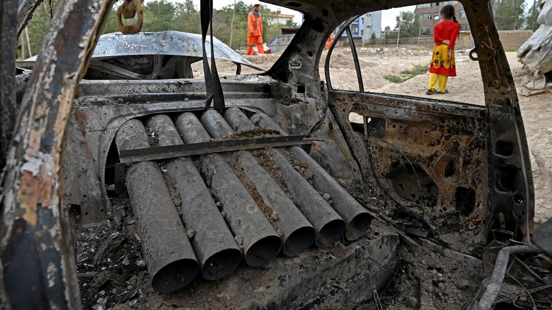 Aus diesen Röhren in einem inzwischen ausgebrannten Auto sollen die Raketen abgefeuert worden sein. | AFP