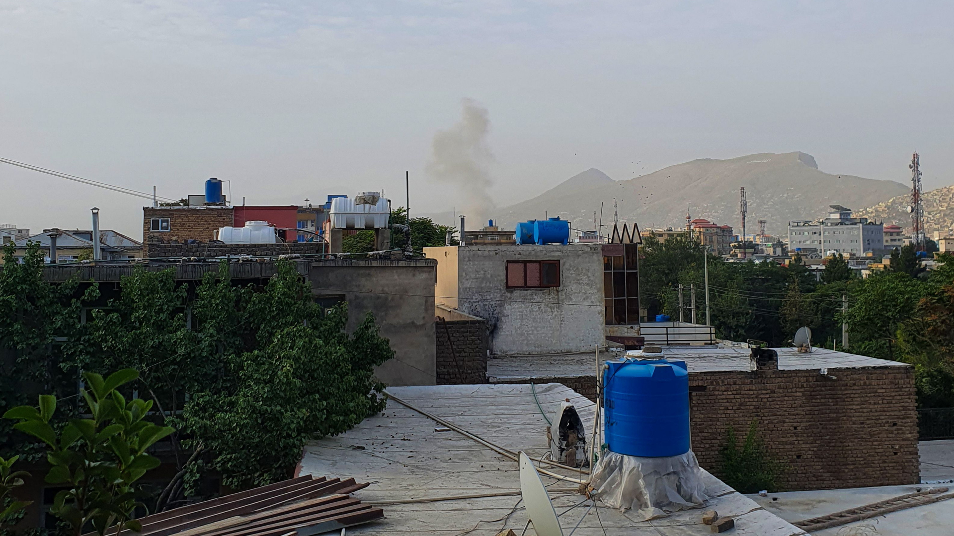 Nach einem Drohnenangriff auf Kabuls Stadtteil Sherpur steigt über der Stadt Rauch auf. | AFP