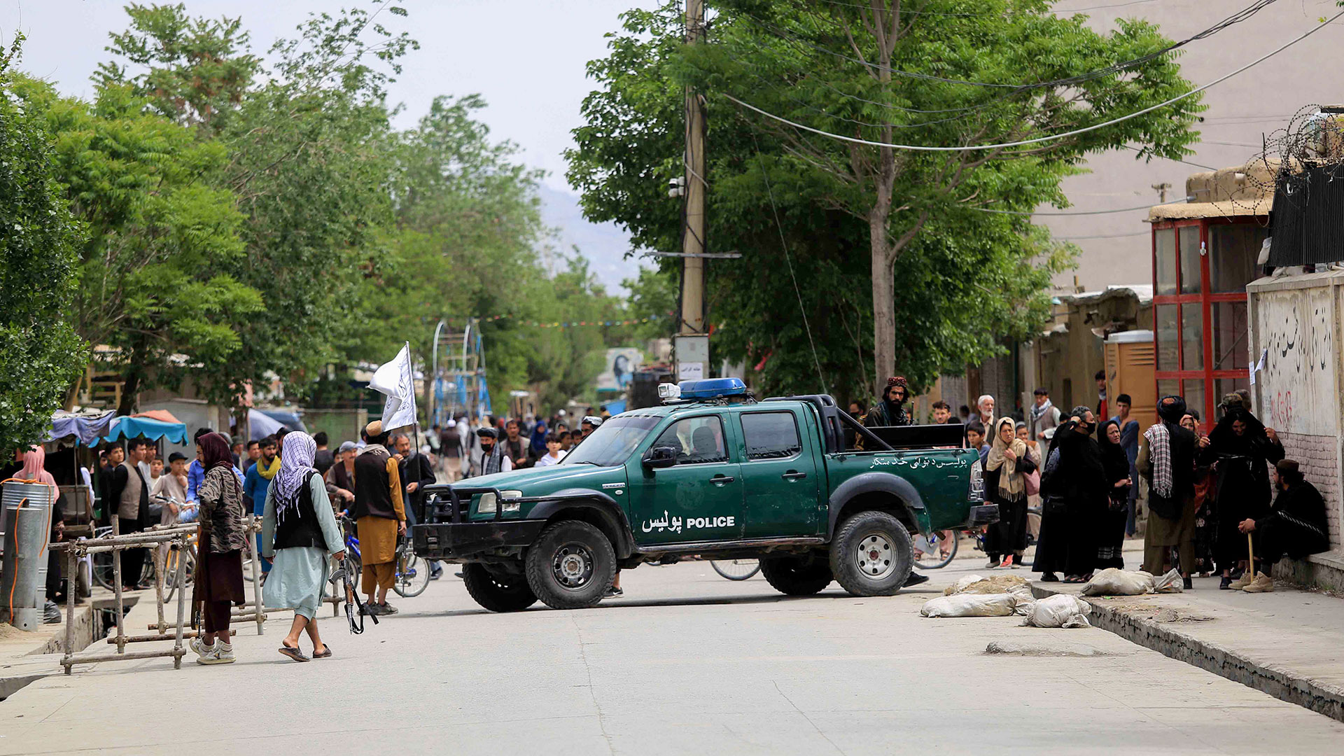 Taliban stehen nach mehreren Bombenanschlägen in einem mehrheitlich schiitischen Viertel in Kabul, Afghanistan, in der Umgebung einer Schule Wache. | EPA