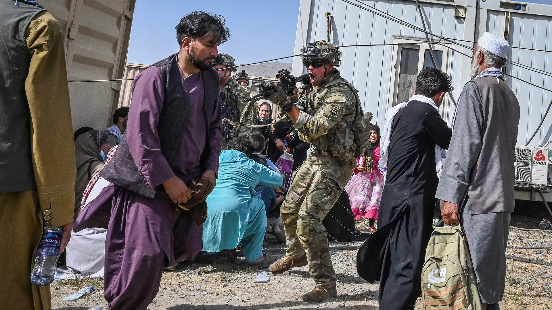 Ein US-Soldat richtet sein Gewehr auf einen afghanischen Mann auf dem Flughafen von Kabul. | AFP