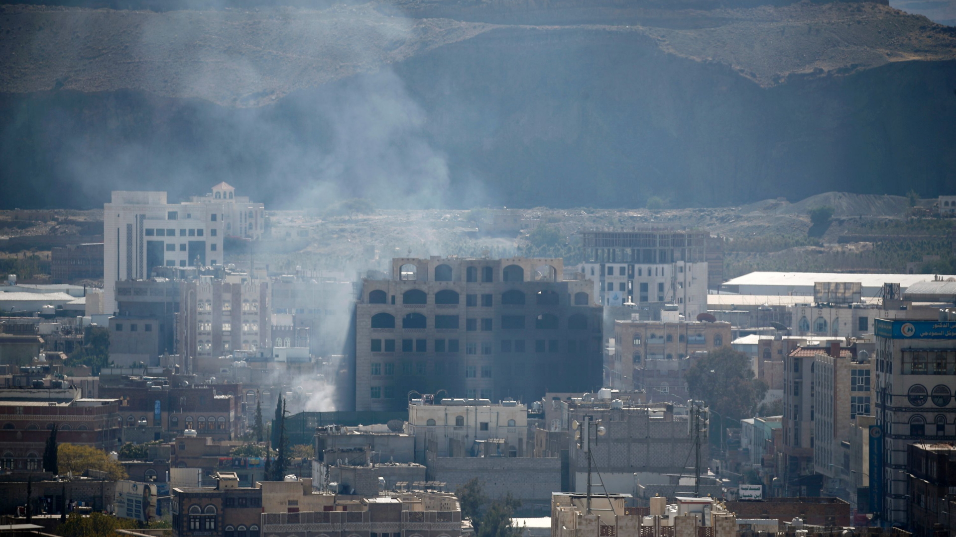 Rauch steigt hinter einem Gebäude der jemenitischen Hauptstadt Sanaa auf. | AFP
