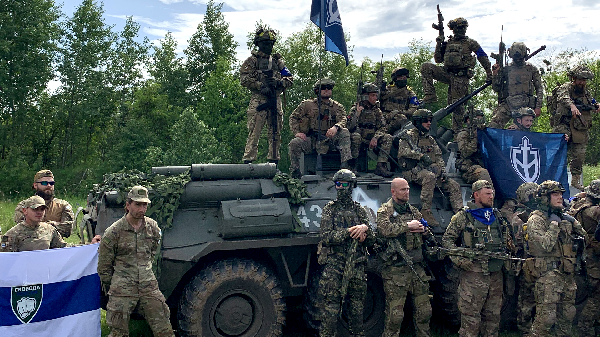 Im Nordosten der Ukraine präsentieren sich die Legion Freiheit für Russland und Russisches Freiwilligencorps gemeinsam vor Journalisten