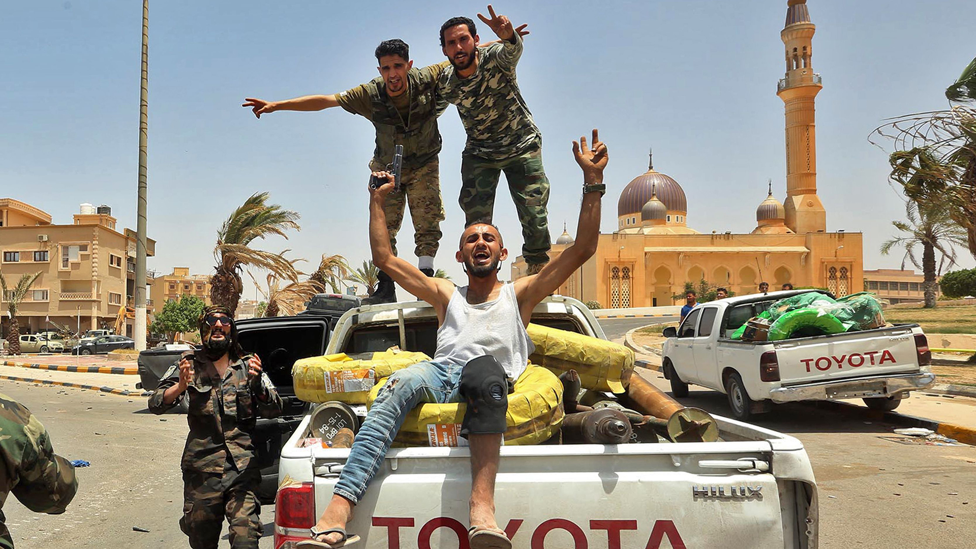 Kämpfer der GNA feiern in der Stadt Tarhouna (Libyen)