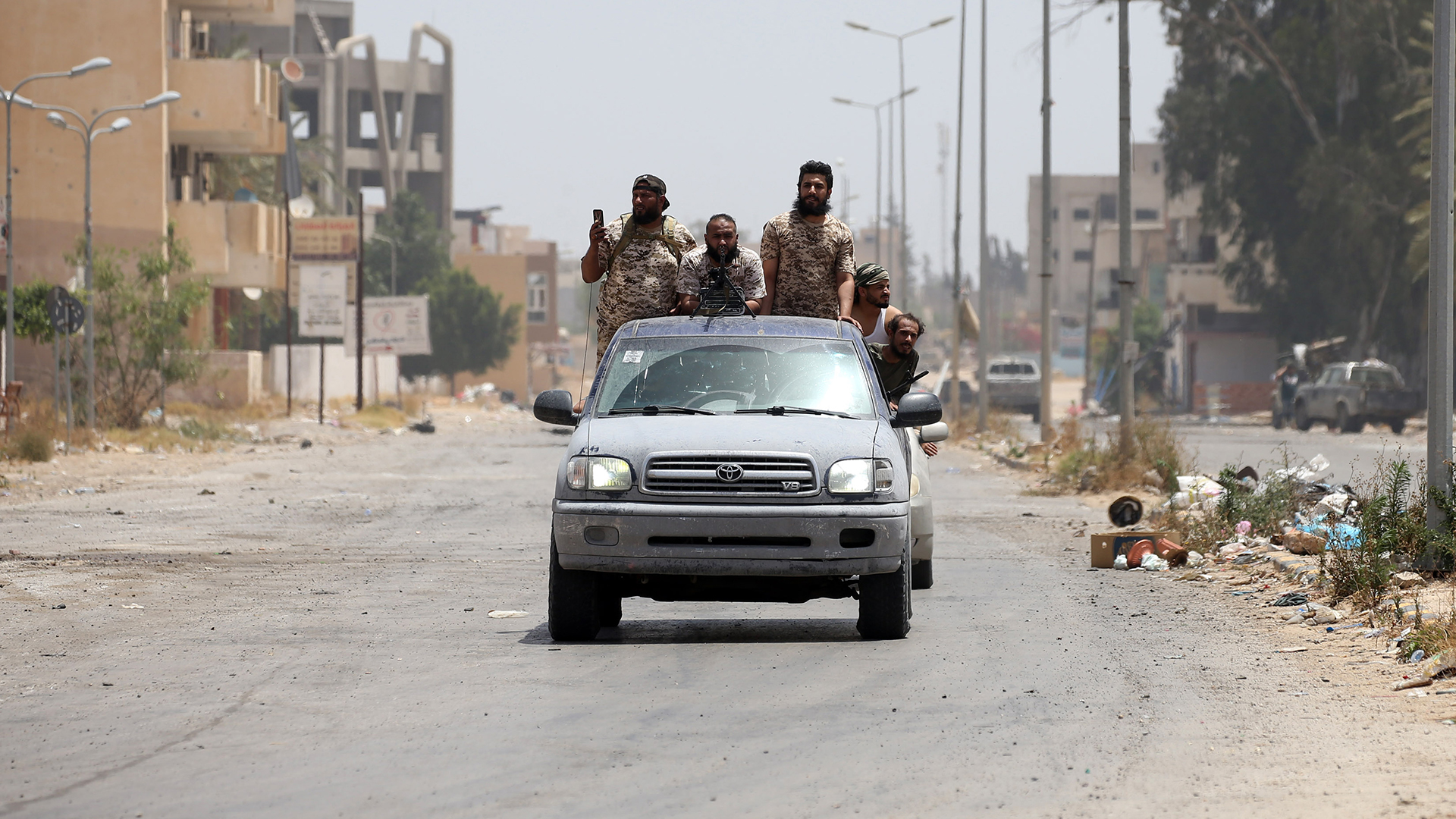 Kämpfer der von den Vereinten Nationen unterstützten libyschen Regierung fahren durch Tripolis | dpa