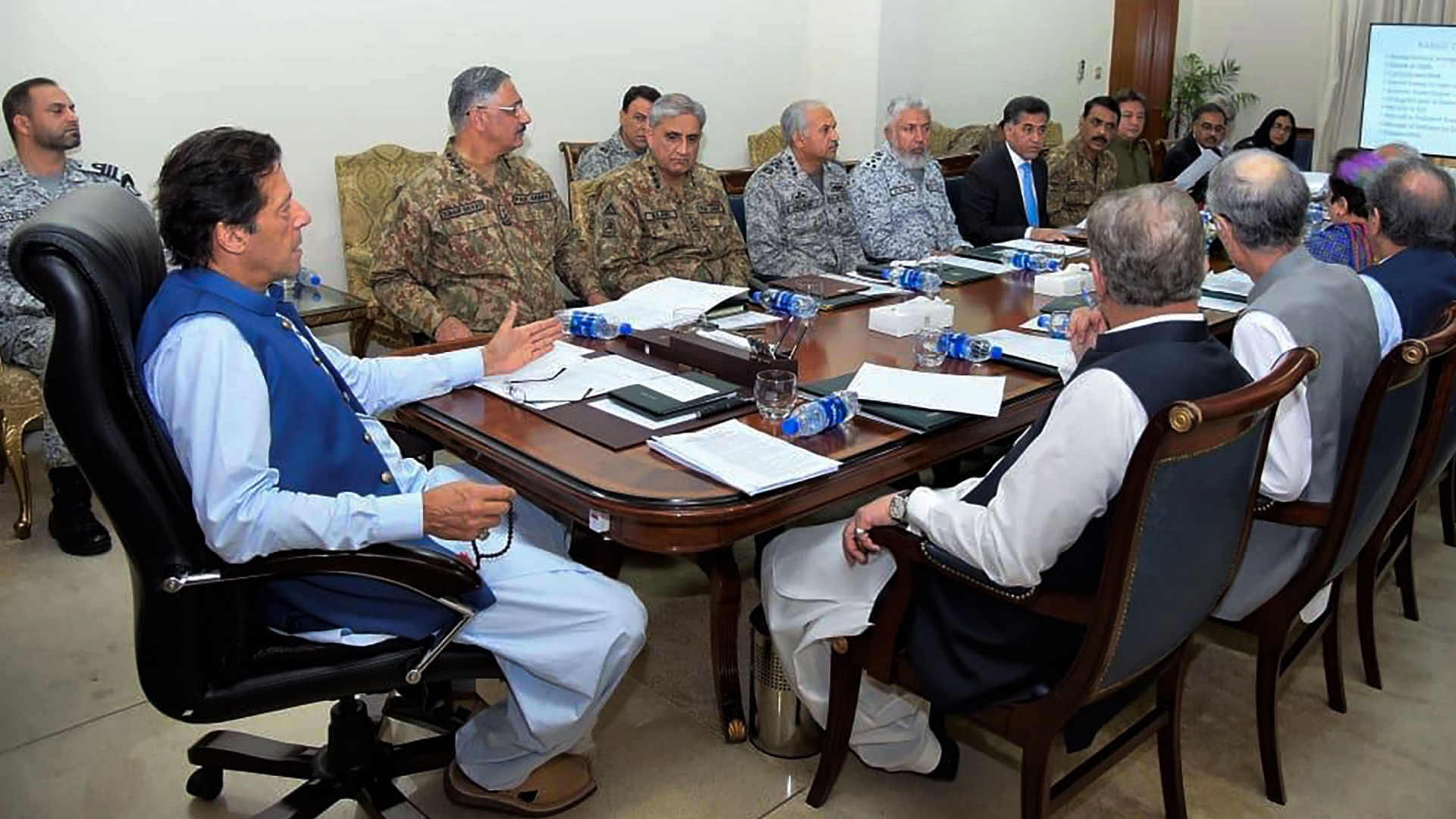 Pakistans Premierminister Imran Khan und der Nationale Sicherheitsrat in Islamabad | AFP