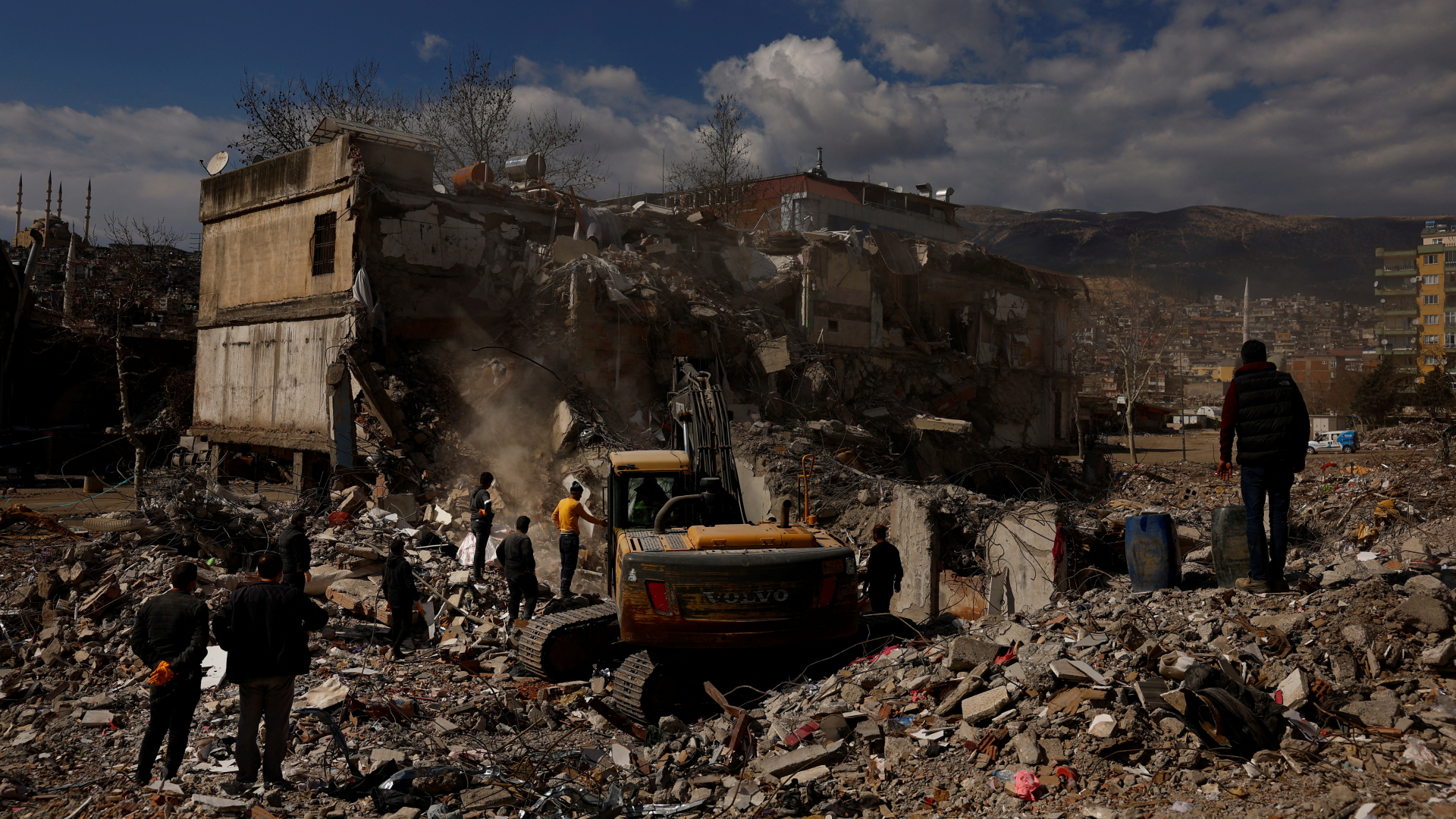 Menschen durchsuchen die Trümmer eines eingestürzten Gebäudes in Kahramanmaras. (Aufnahme vom 9. März 2023) | REUTERS