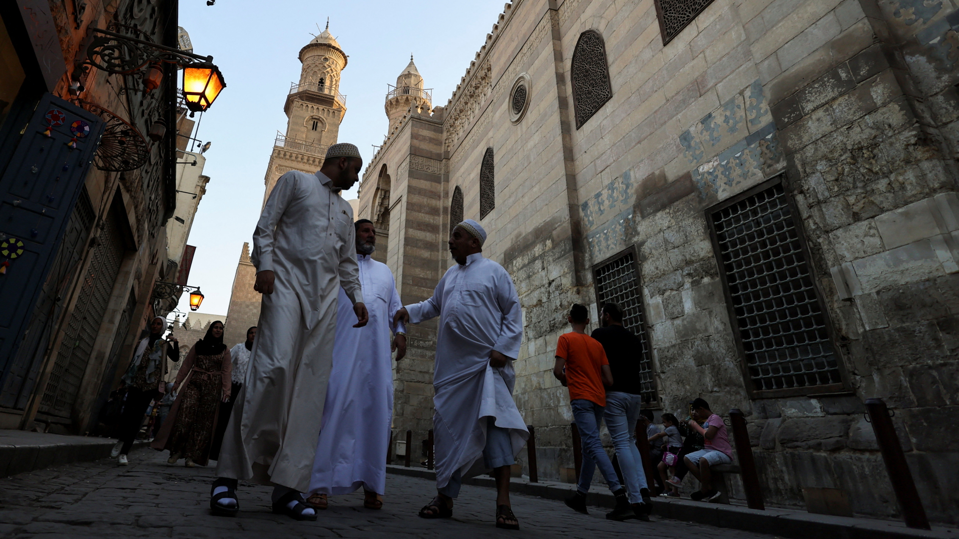 Eine Gruppe von Männern in der Altstadt von Kairo. | REUTERS