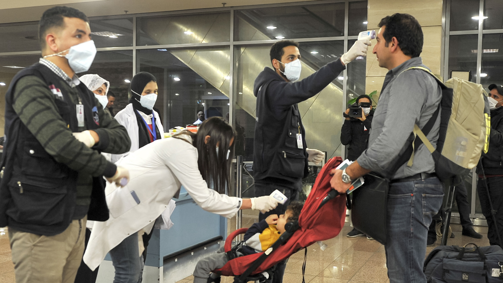 Passagiere werden auf dem Flughafen Kairo untersucht | AFP