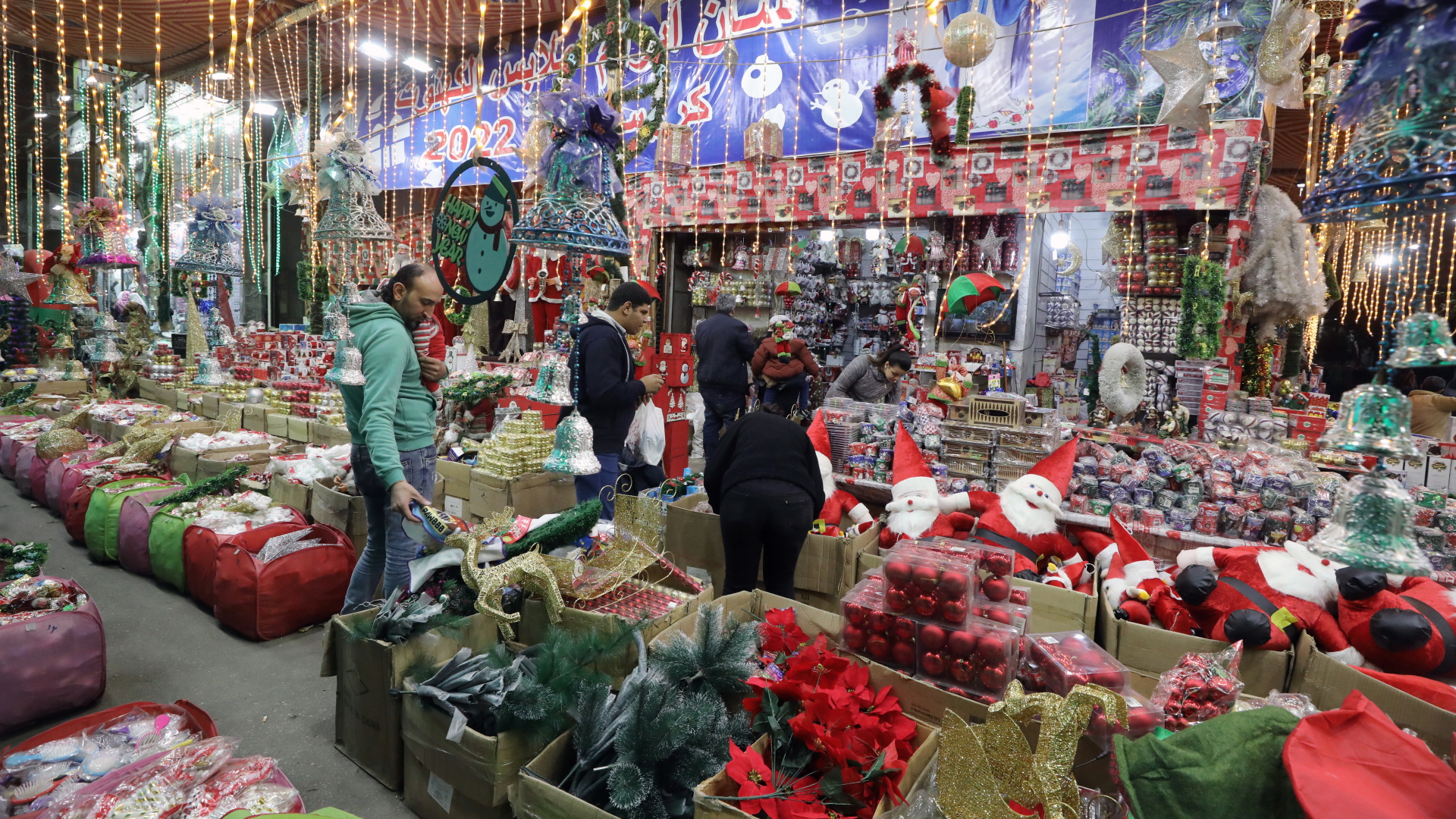 Kunden schauen in einem Geschäft in Kairo (Ägypten) auf Weihnachtsartikel | EPA