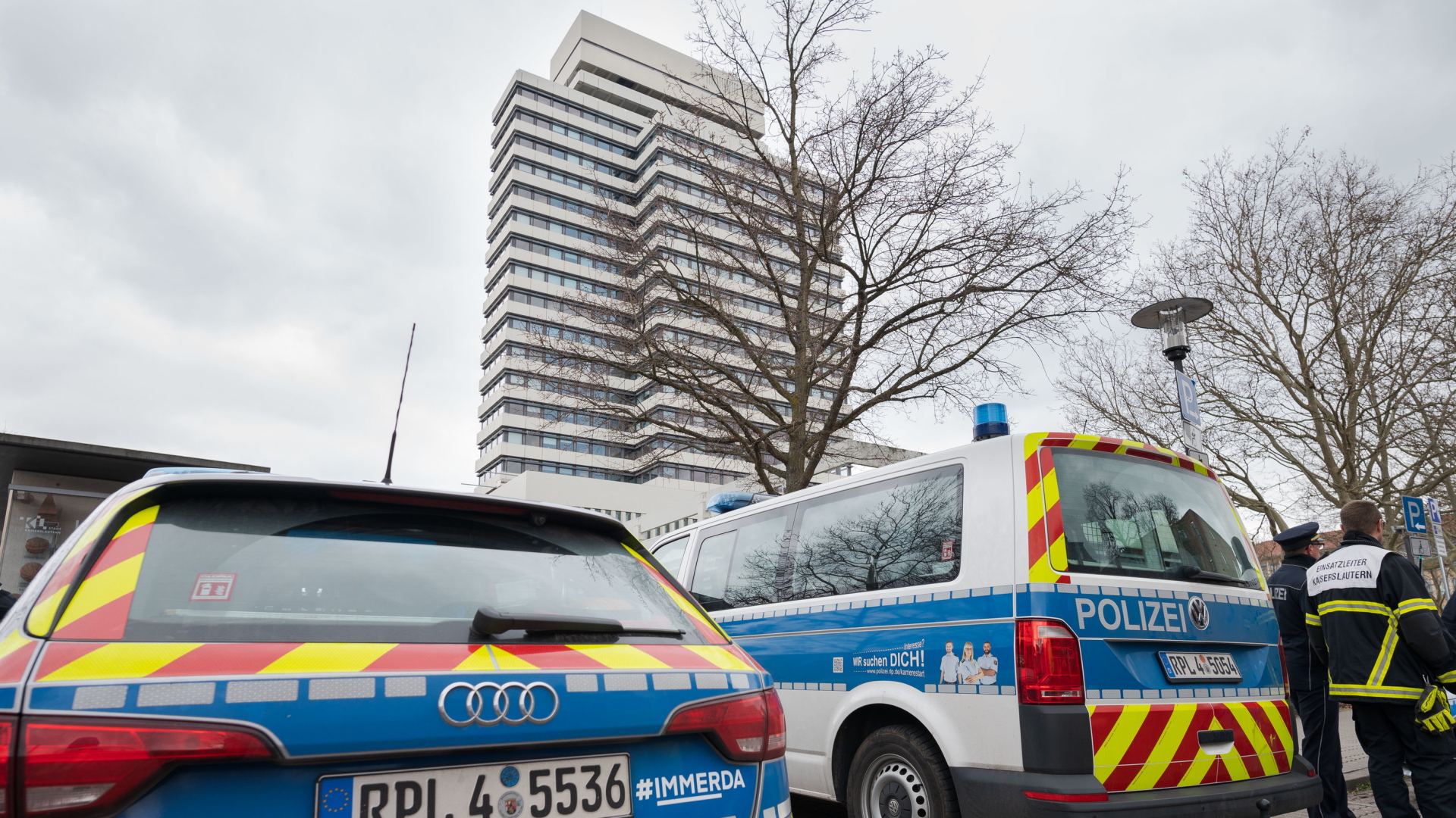 Einsatzkräfte der Polizei vor dem Ratshaus von Kaiserslautern nach einer Droh-Mail | dpa